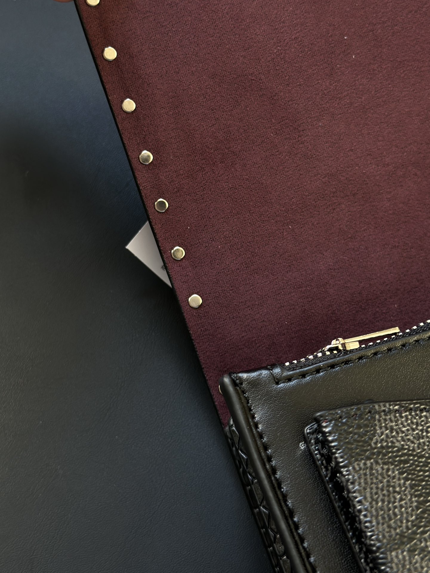 黑老花柳钉の高級感溢れるデザイン