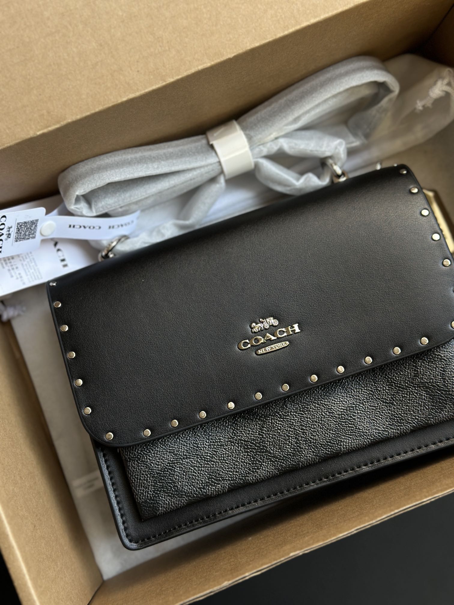 黑老花柳钉の高級感溢れるデザイン