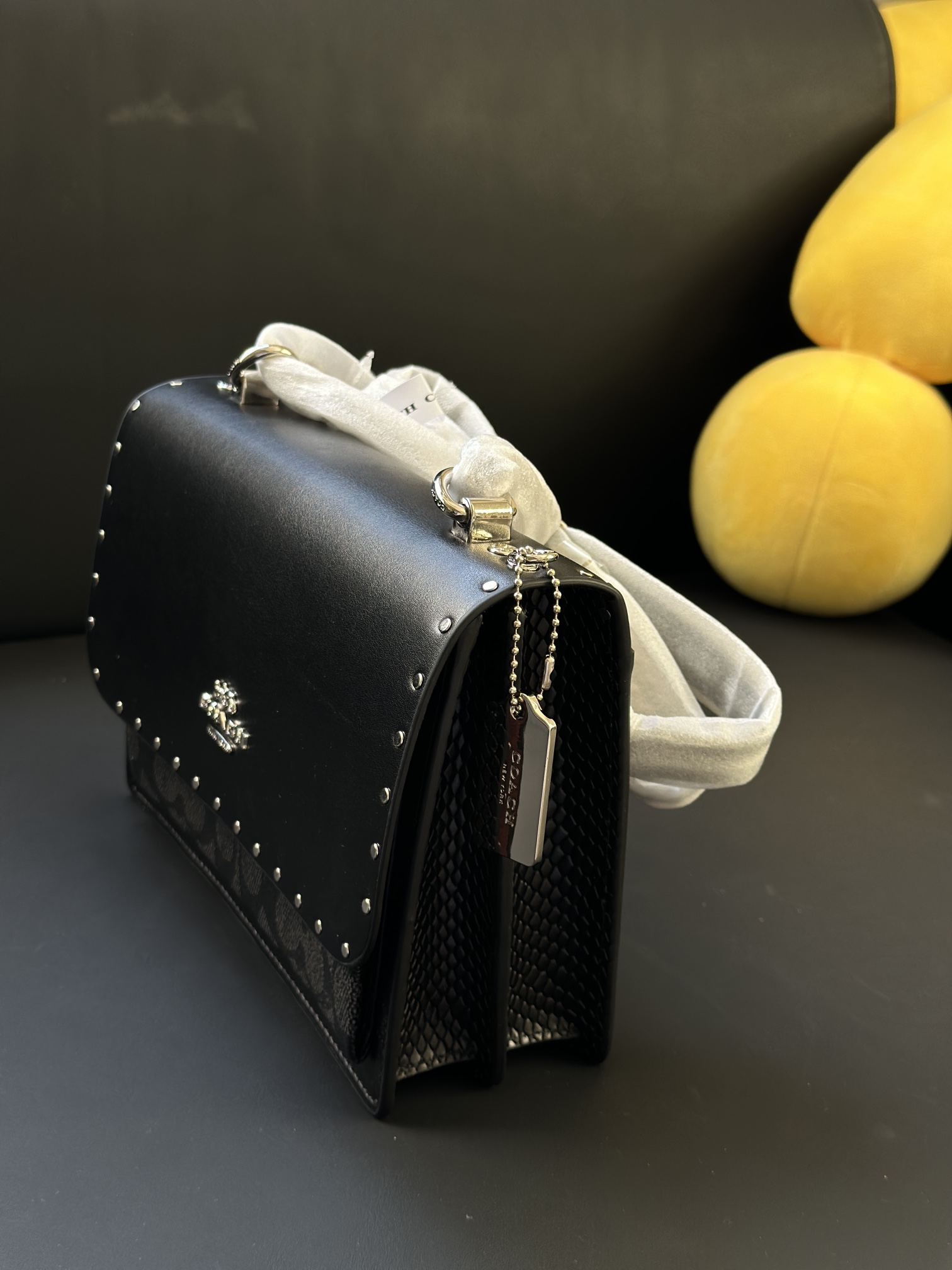 黑老花柳钉の高級感溢れるデザイン