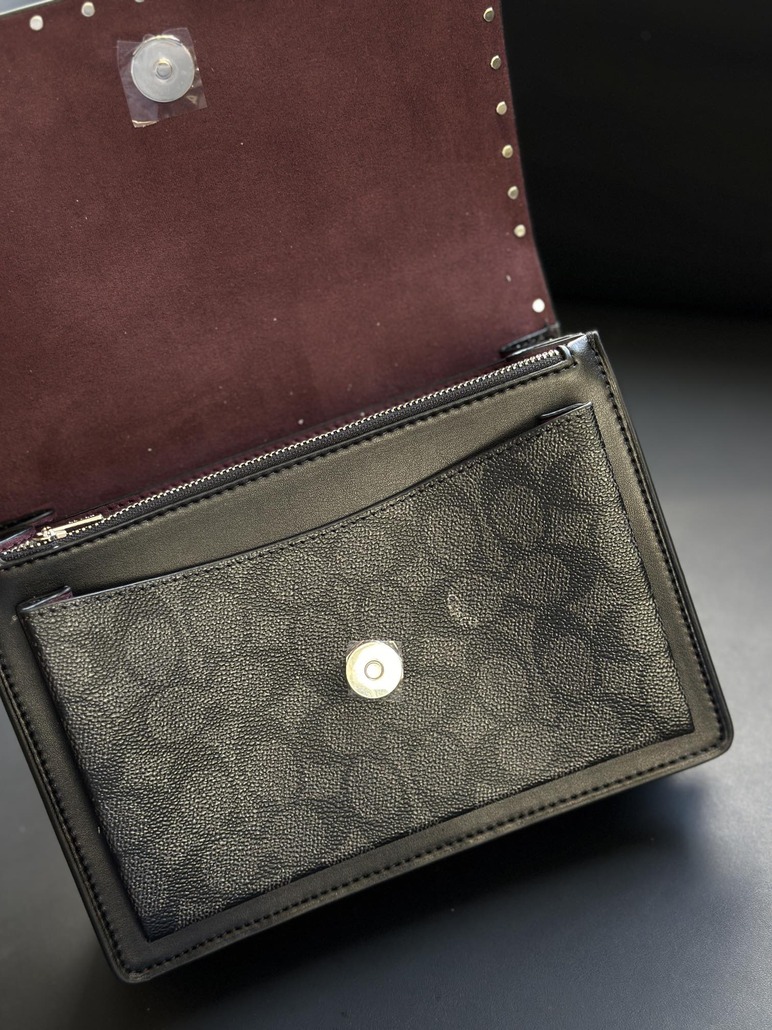 黑老花柳钉の高級感溢れるデザイン