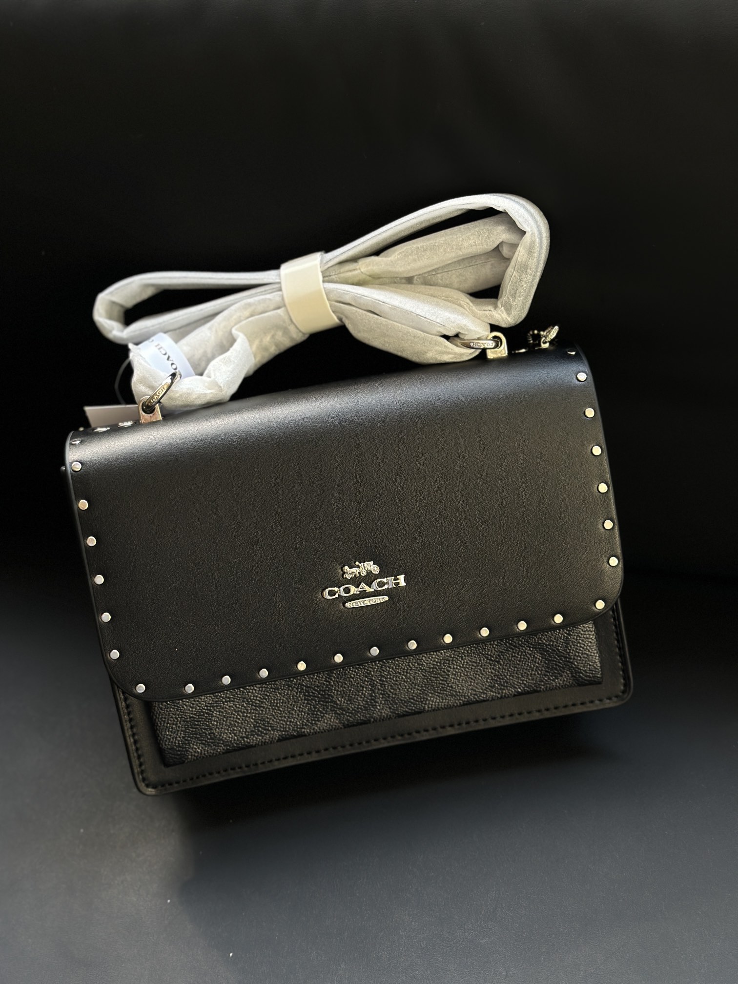 黑老花柳钉の高級感溢れるデザイン