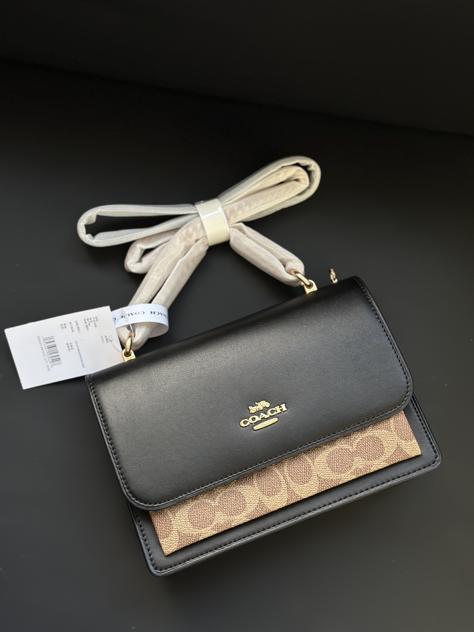 カードファッションブランド カーキ×ブラックのスタイリッシュデザイン