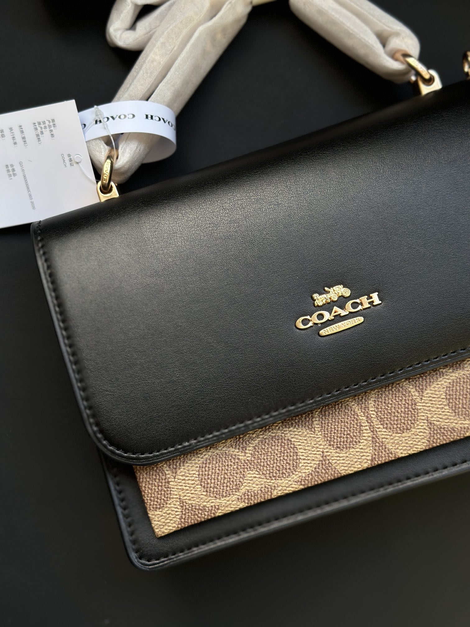 カードファッションブランド カーキ×ブラックのスタイリッシュデザイン