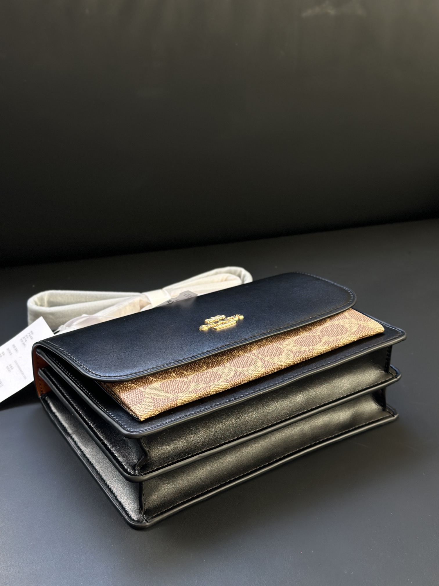 カードファッションブランド カーキ×ブラックのスタイリッシュデザイン