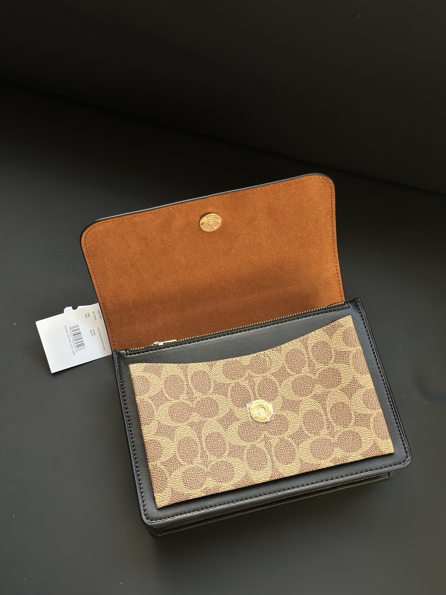 カードファッションブランド カーキ×ブラックのスタイリッシュデザイン