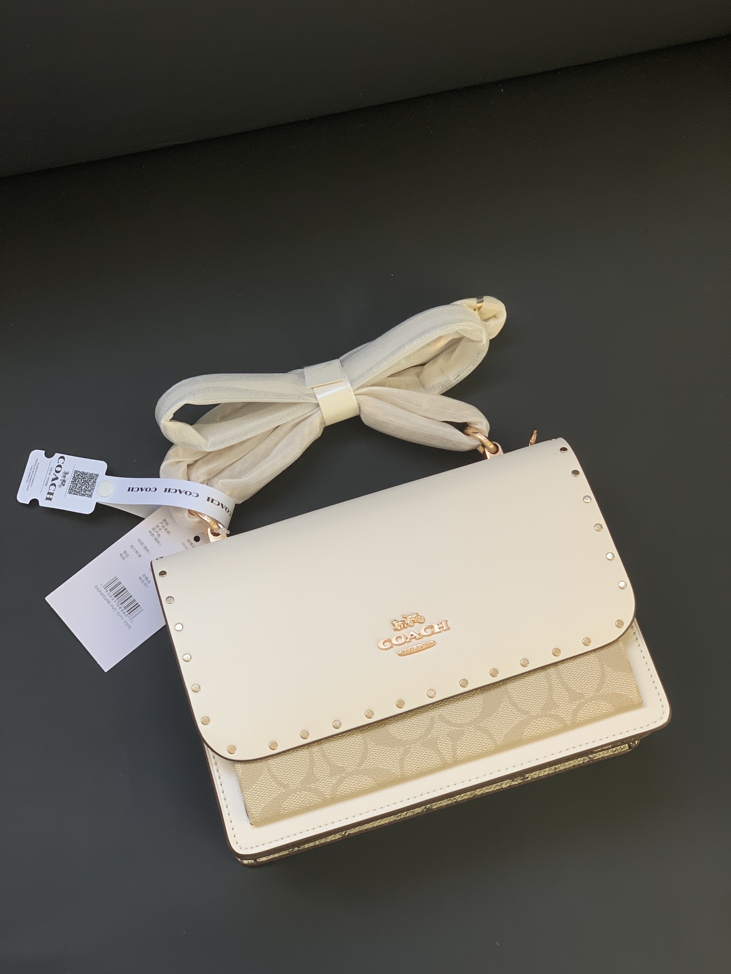 浅卡其配白色柳钉 スタイリッシュなデザインと快適な履き心地