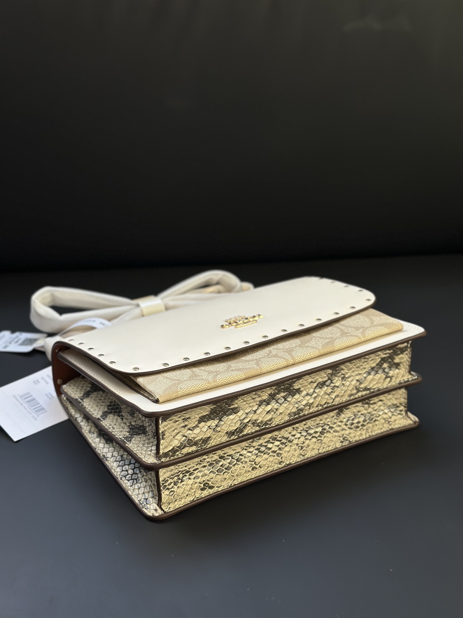 浅卡其配白色柳钉 スタイリッシュなデザインと快適な履き心地