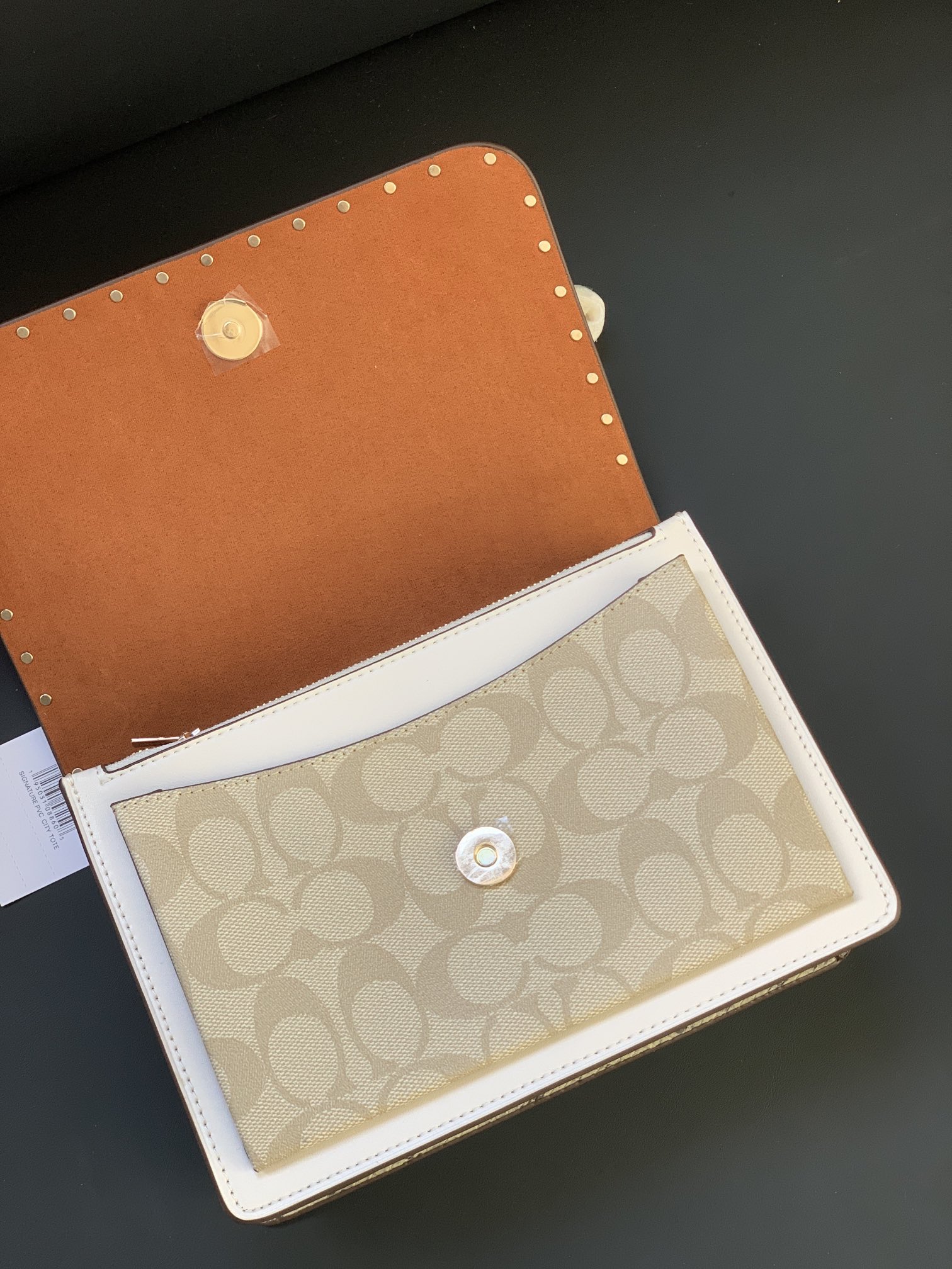 浅卡其配白色柳钉 スタイリッシュなデザインと快適な履き心地