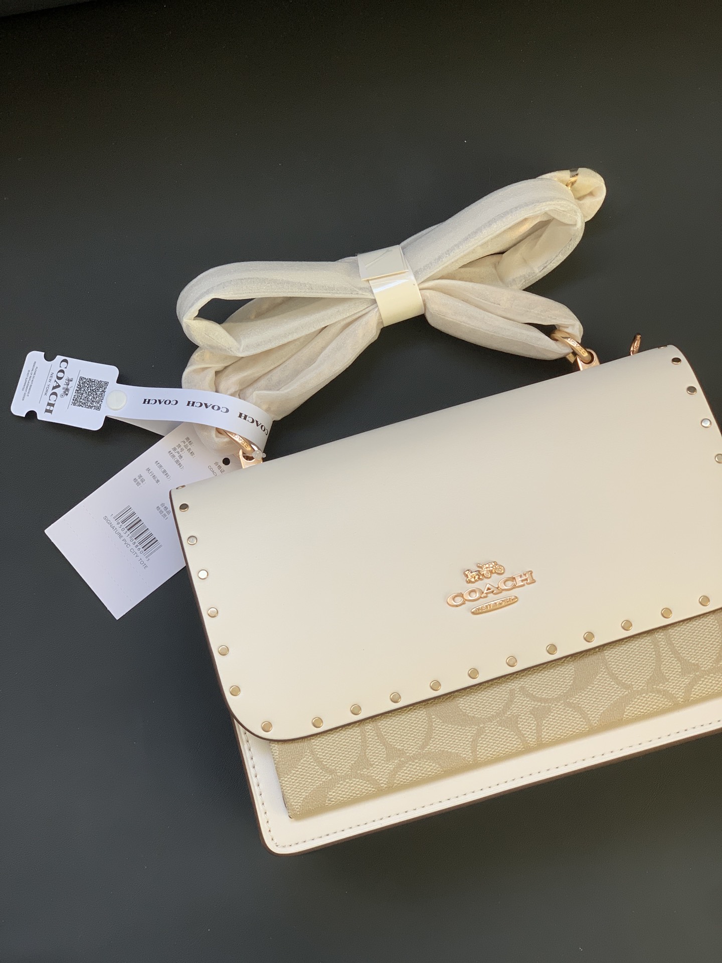 浅卡其配白色柳钉 スタイリッシュなデザインと快適な履き心地