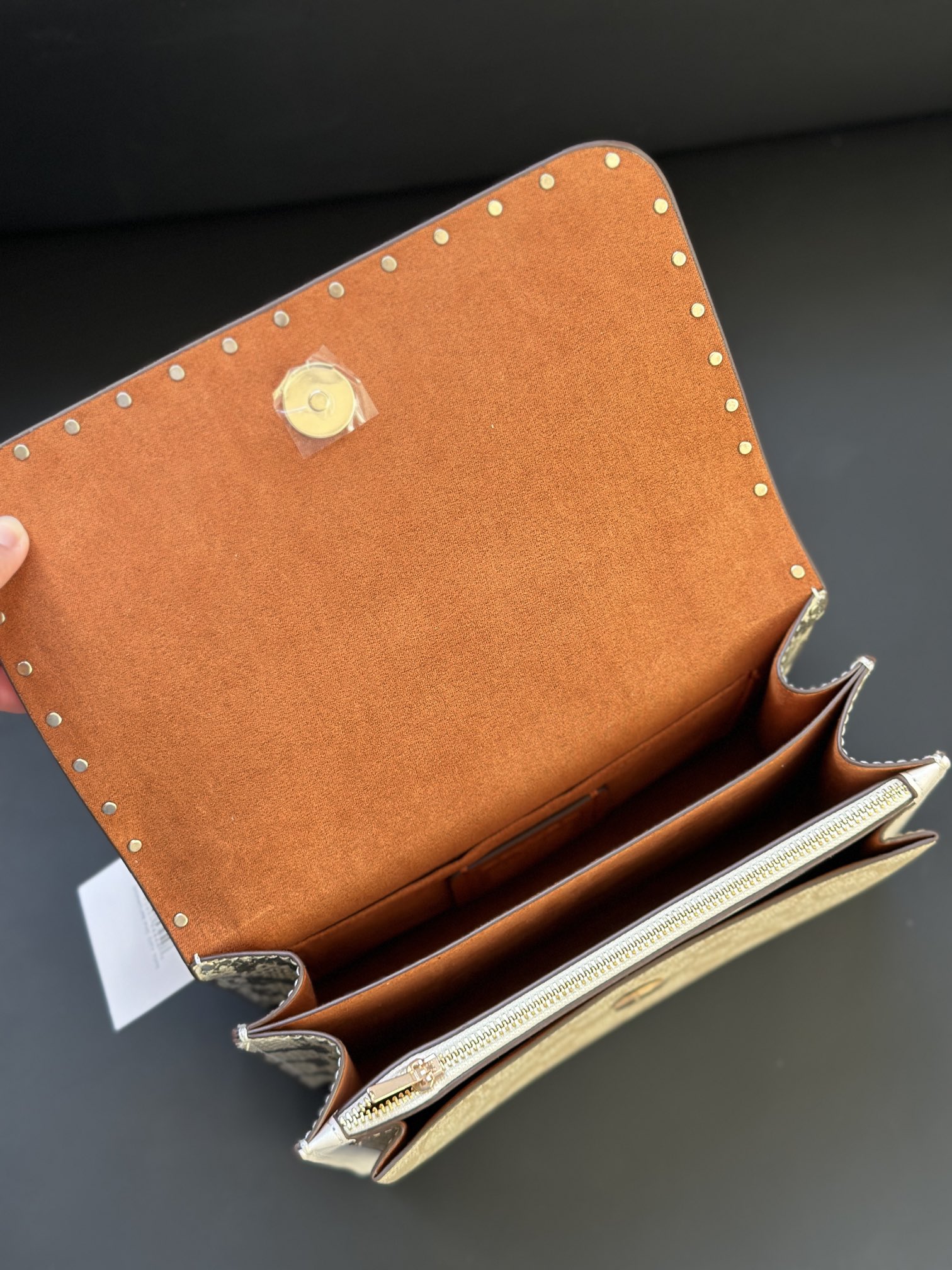 浅卡其配白色柳钉 スタイリッシュなデザインと快適な履き心地