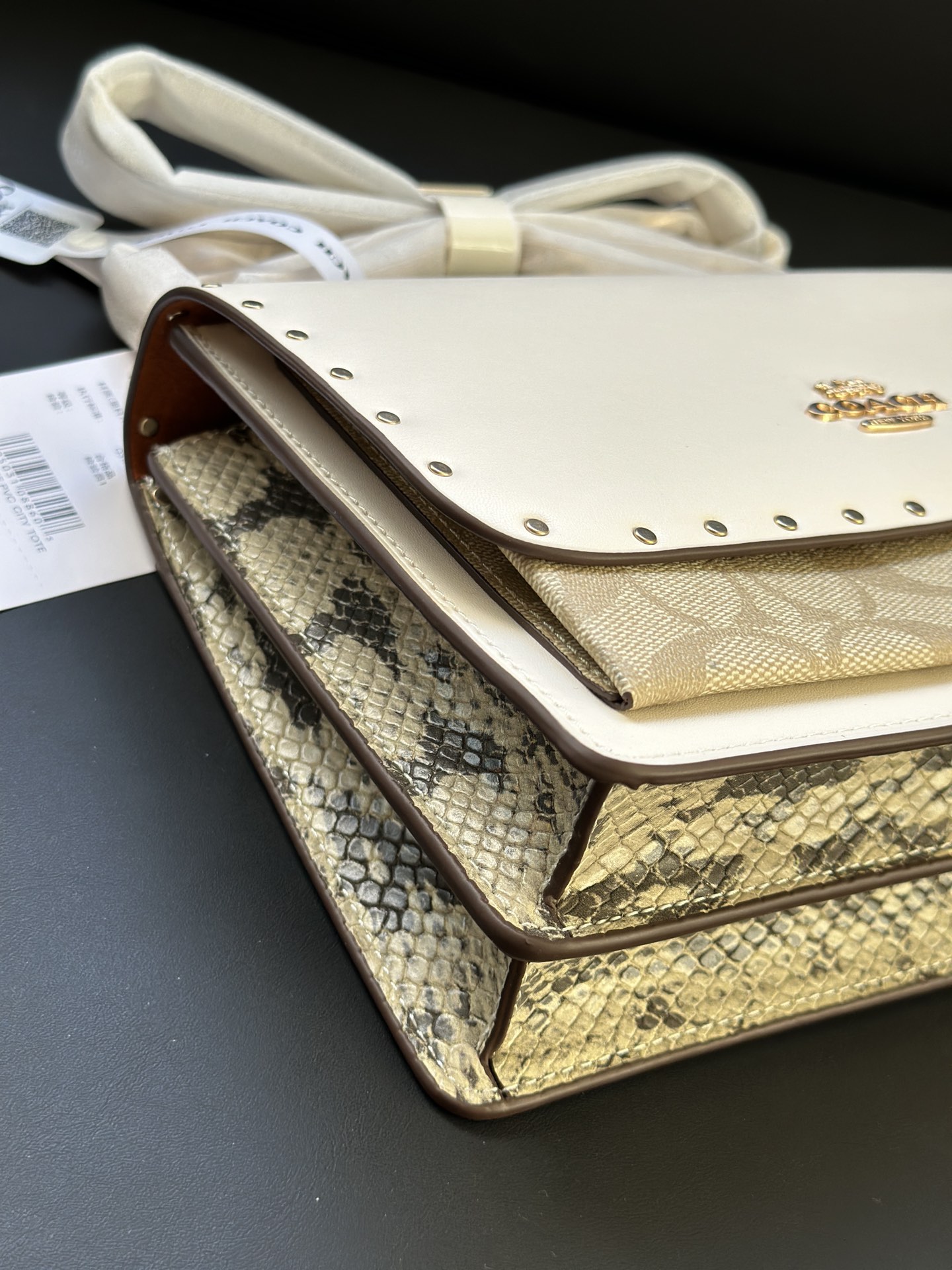 浅卡其配白色柳钉 スタイリッシュなデザインと快適な履き心地