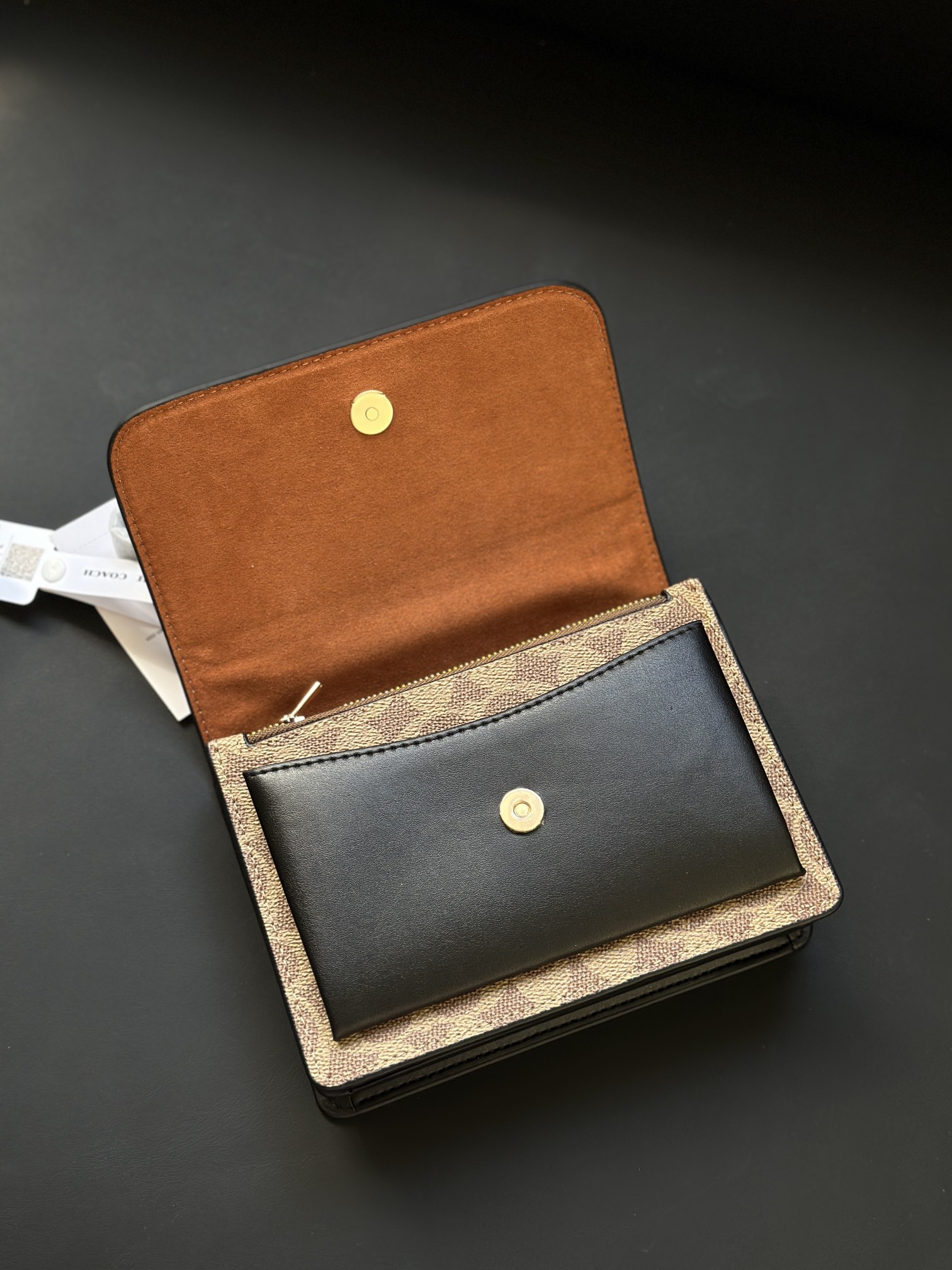 カジュアルスタイルのカーキ＆ブラックコンビネーションバッグ