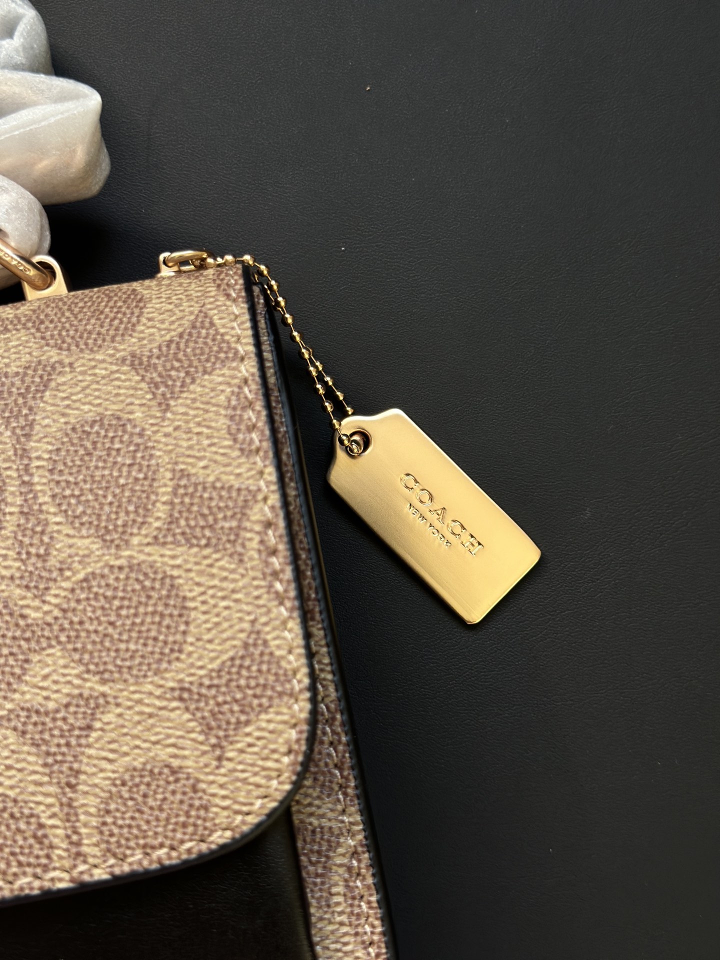 カジュアルスタイルのカーキ＆ブラックコンビネーションバッグ