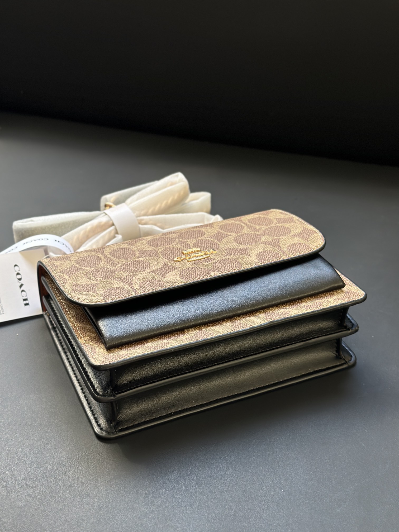 カジュアルスタイルのカーキ＆ブラックコンビネーションバッグ