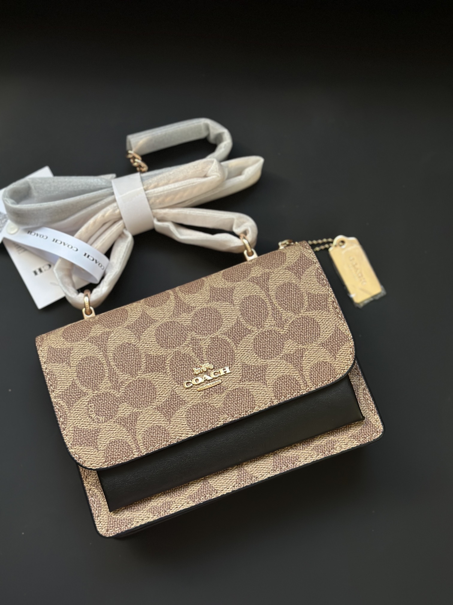 カジュアルスタイルのカーキ＆ブラックコンビネーションバッグ