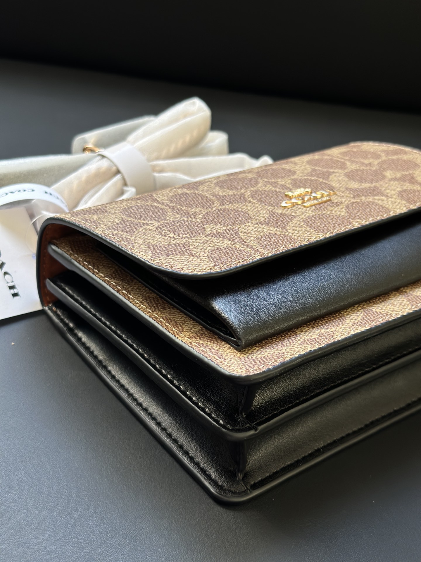 カジュアルスタイルのカーキ＆ブラックコンビネーションバッグ