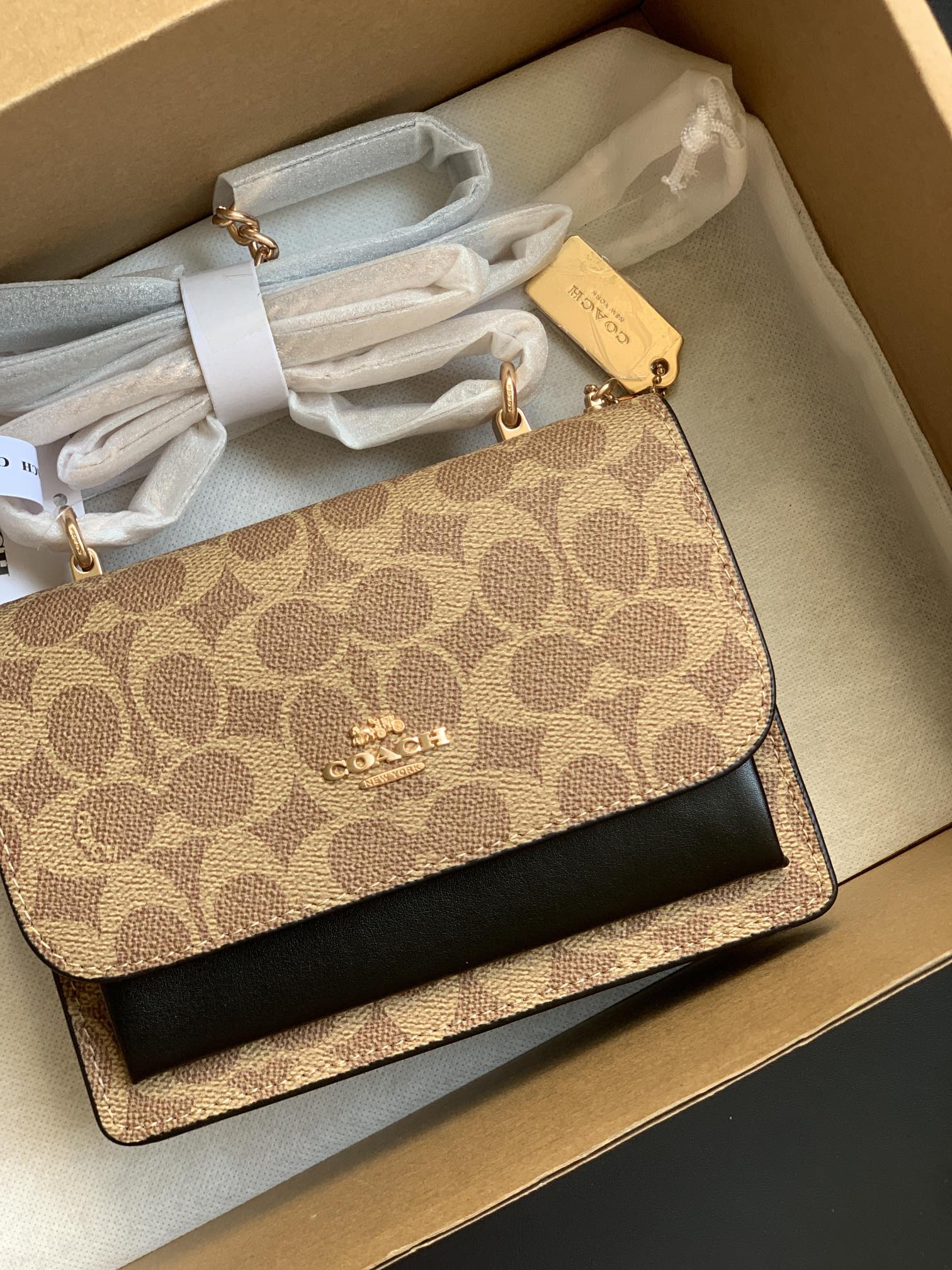 カジュアルスタイルのカーキ＆ブラックコンビネーションバッグ