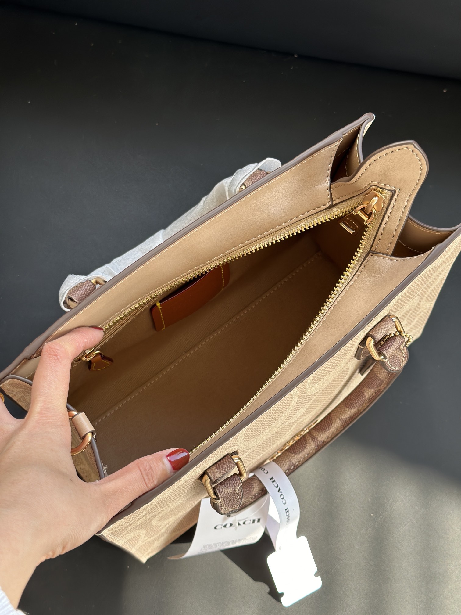 COACH Maggie ミニトートバッグ - 奶茶色とカジュアルなデザイン