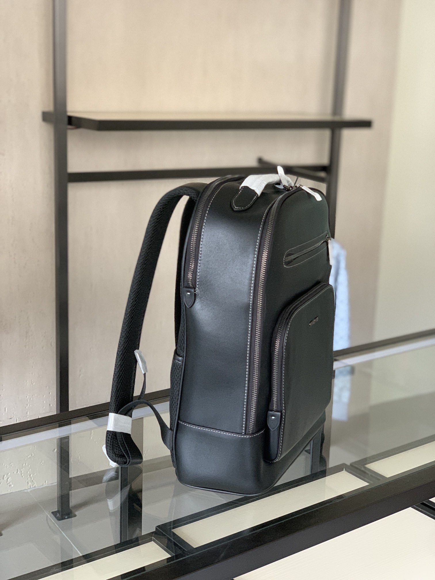 Givenchy 款男士Ethan双肩包 头层牛皮材质‼ 尺寸:32×42cm
