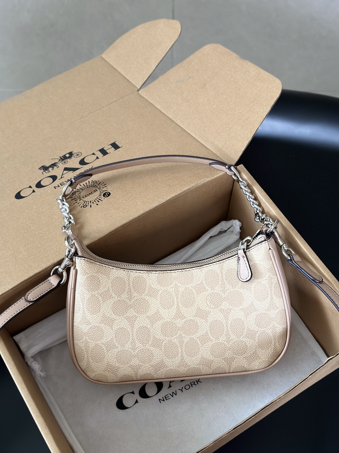 豆沙色の洗練されたバッグ