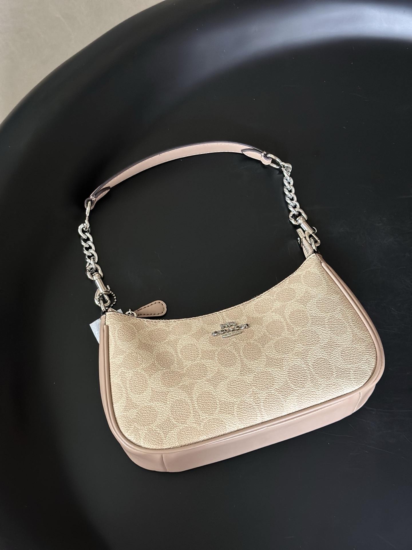 豆沙色の洗練されたバッグ