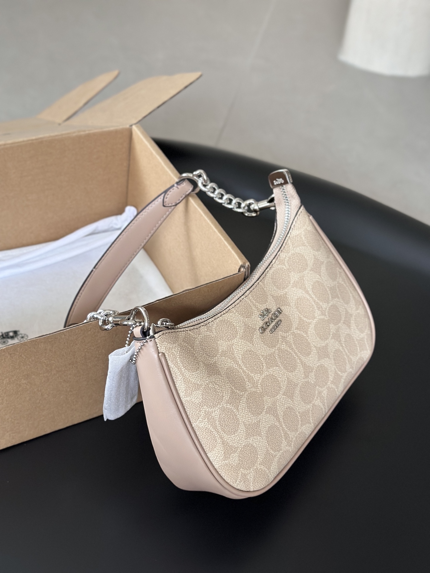 豆沙色の洗練されたバッグ