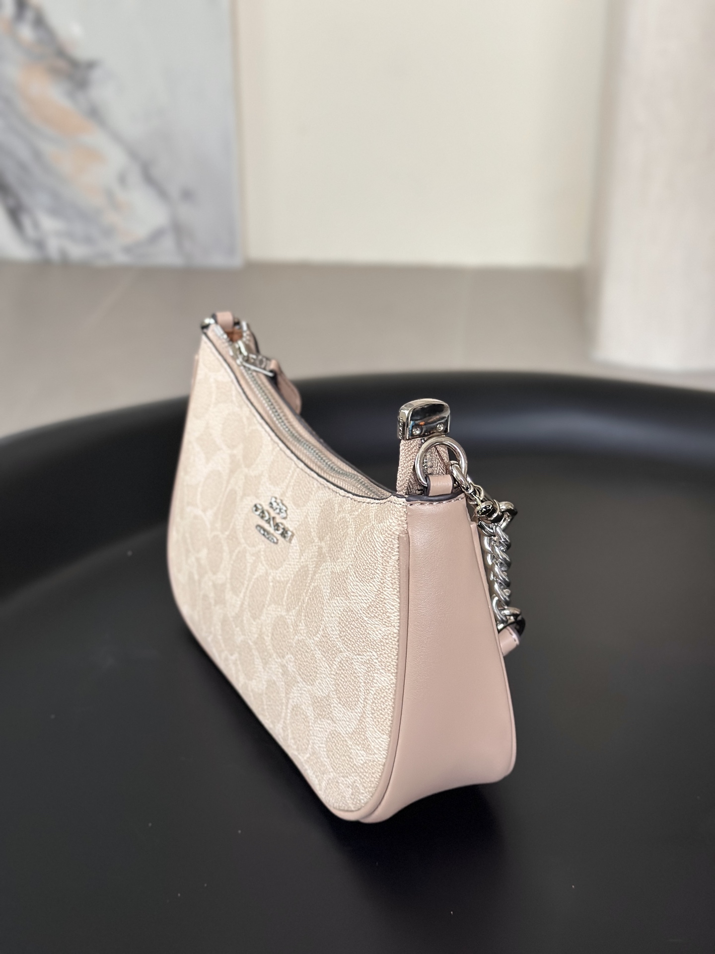 豆沙色の洗練されたバッグ