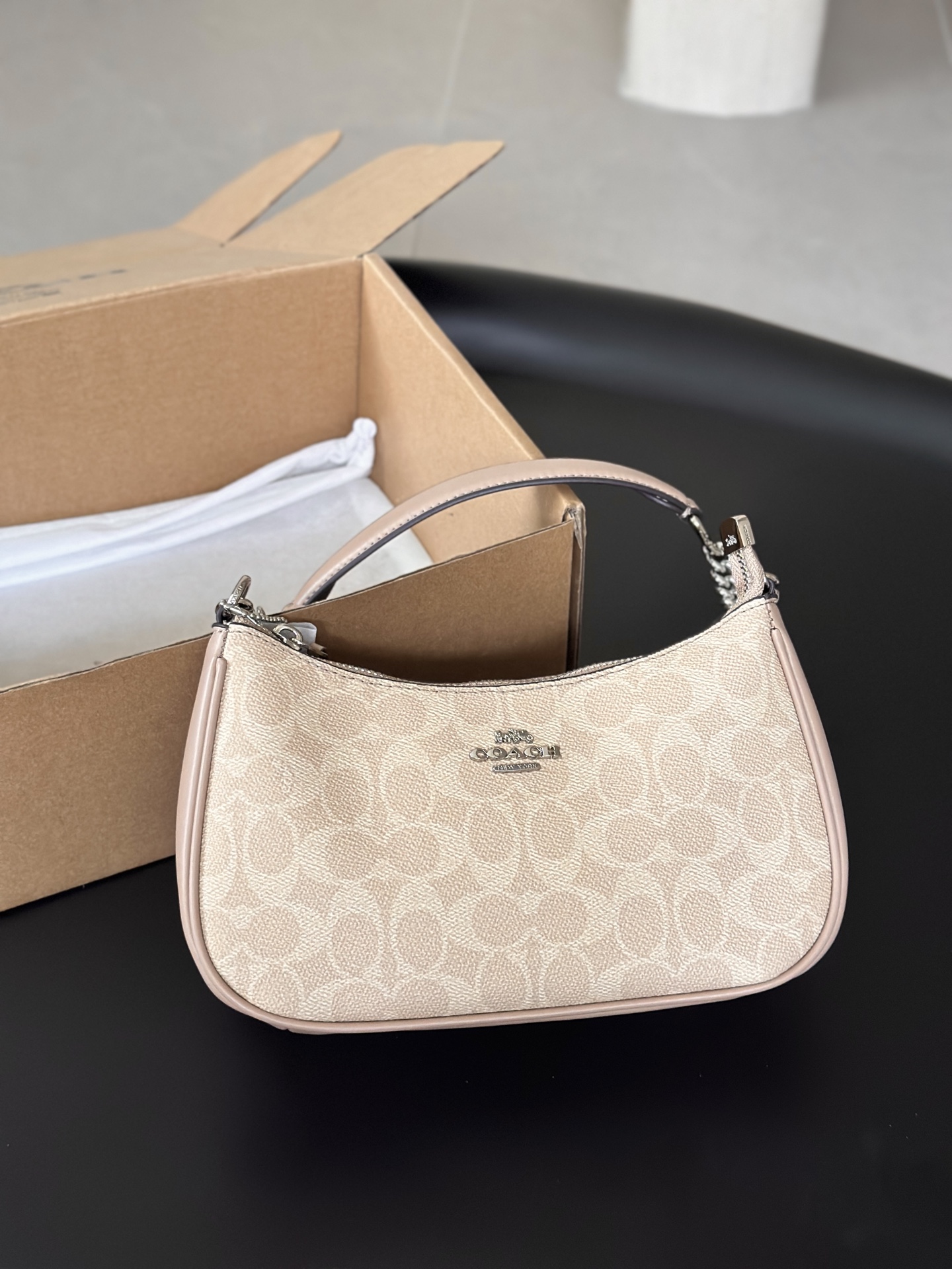 豆沙色の洗練されたバッグ