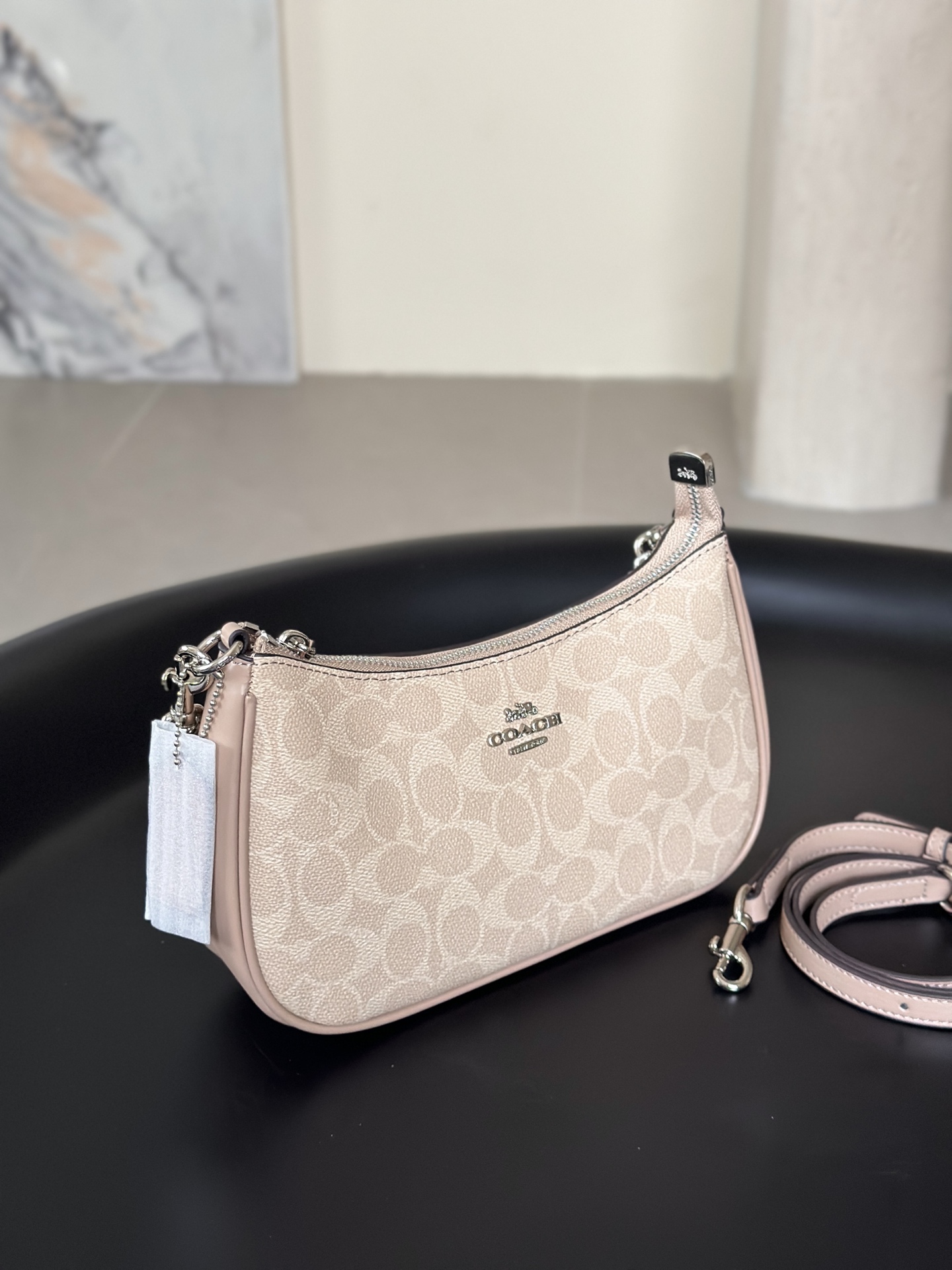 豆沙色の洗練されたバッグ