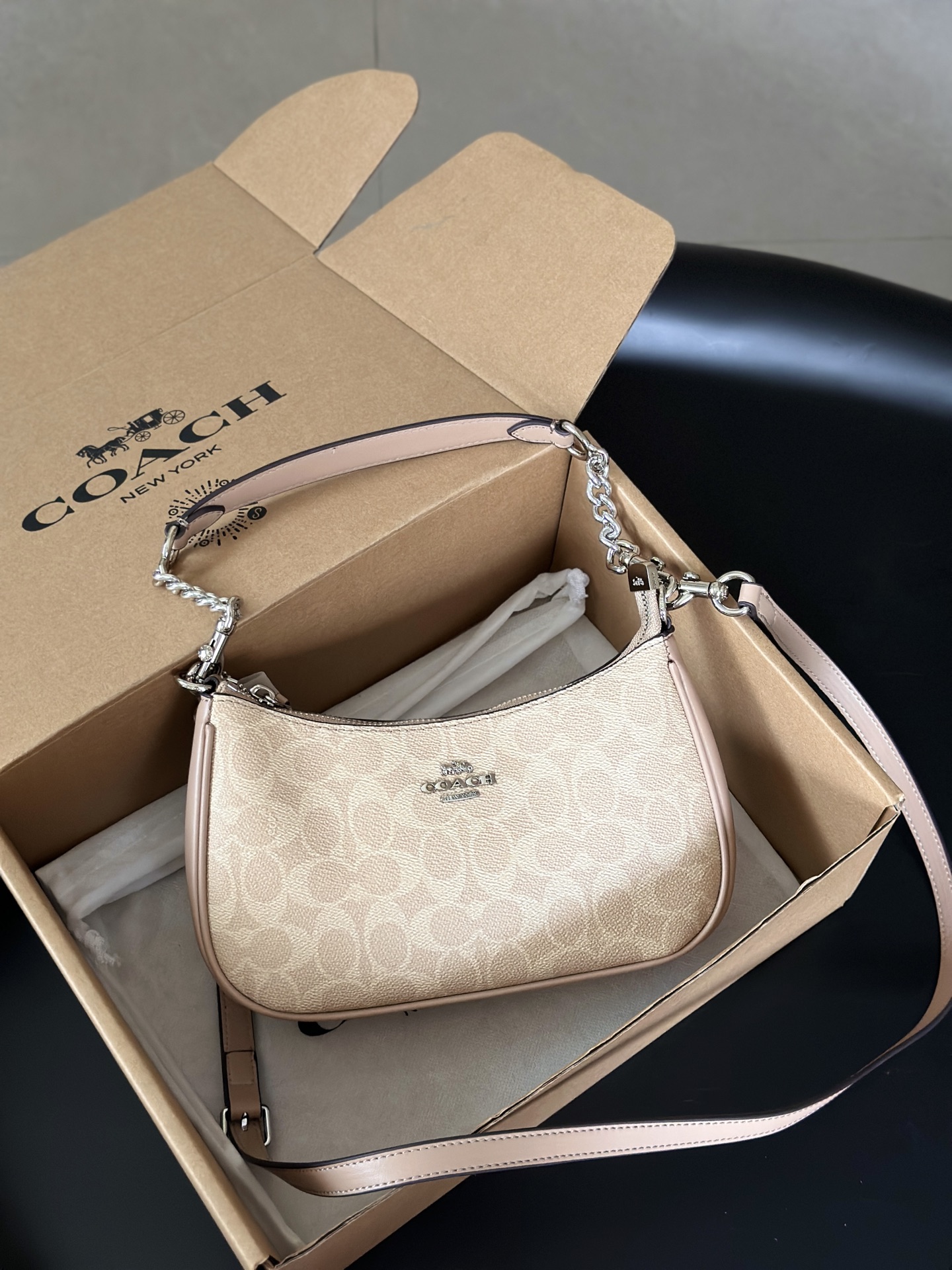 豆沙色の洗練されたバッグ