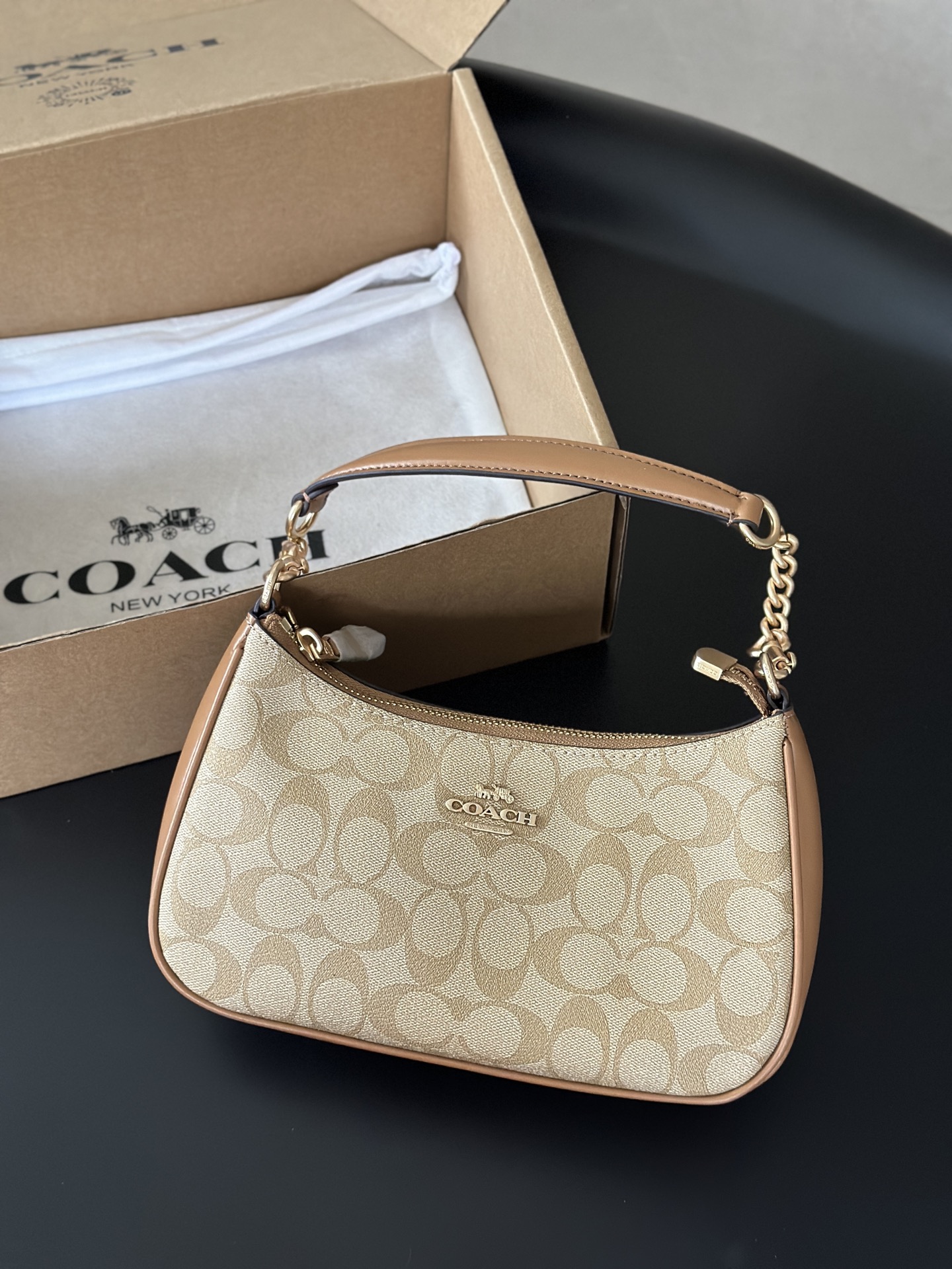 奶茶色の上質バッグ - シンプルでスタイリッシュなデザイン