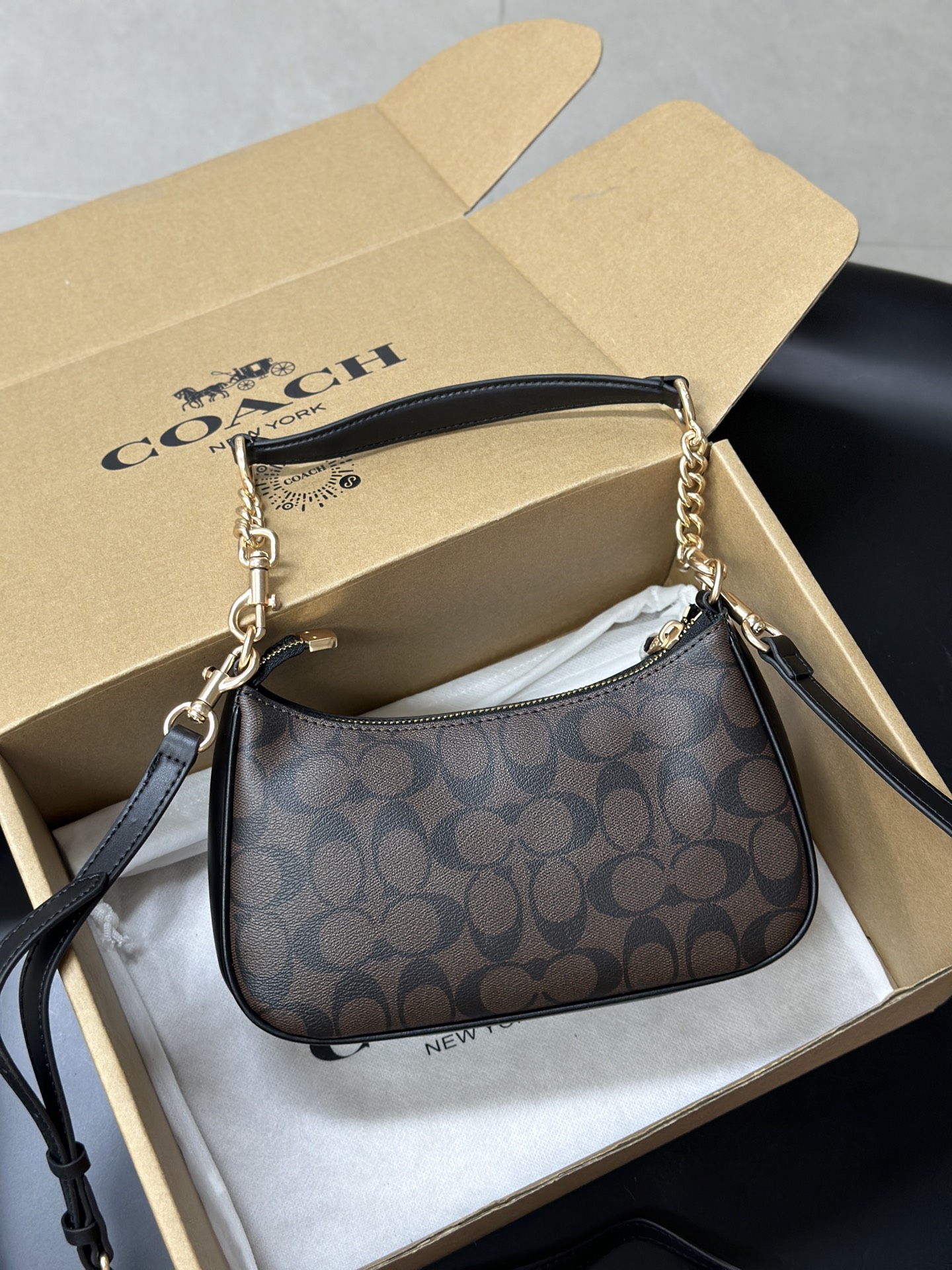 黒咖老花 トレンド感溢れるデザイン