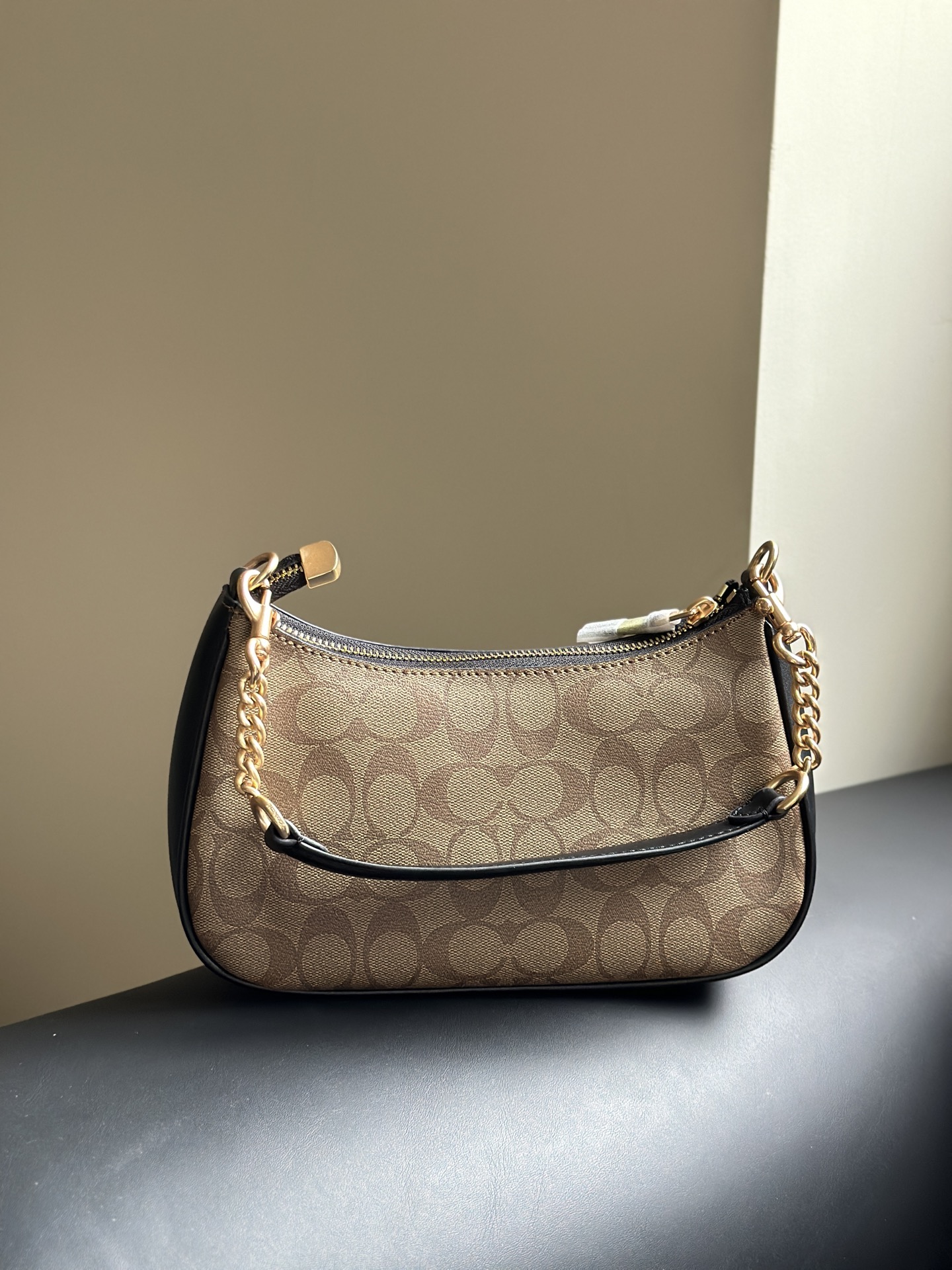 カジュアルスタイルのカーキ＆ブラックミックスパンツ