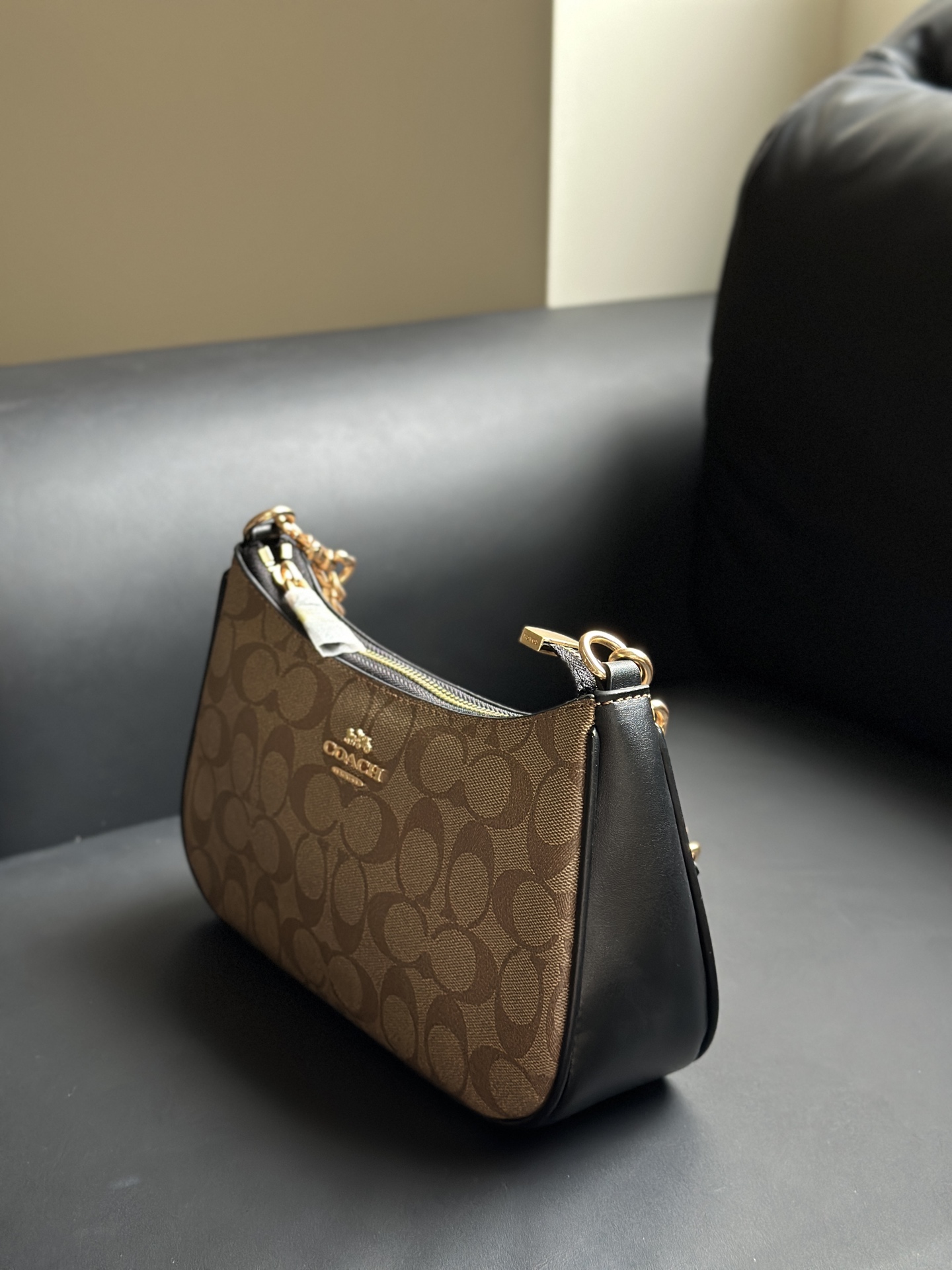 カジュアルスタイルのカーキ＆ブラックミックスパンツ