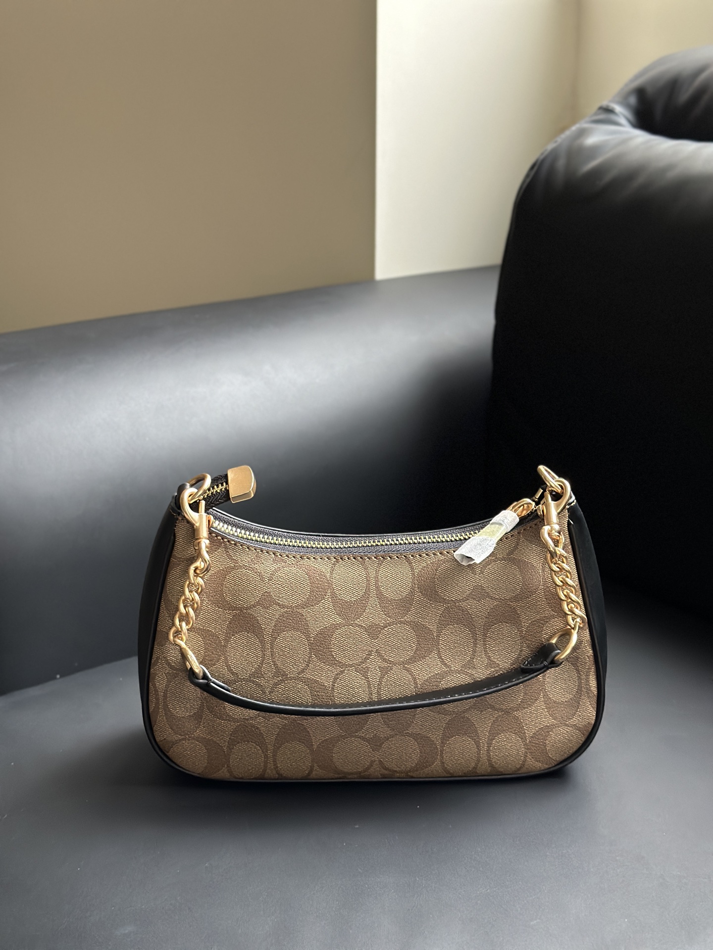 カジュアルスタイルのカーキ＆ブラックミックスパンツ