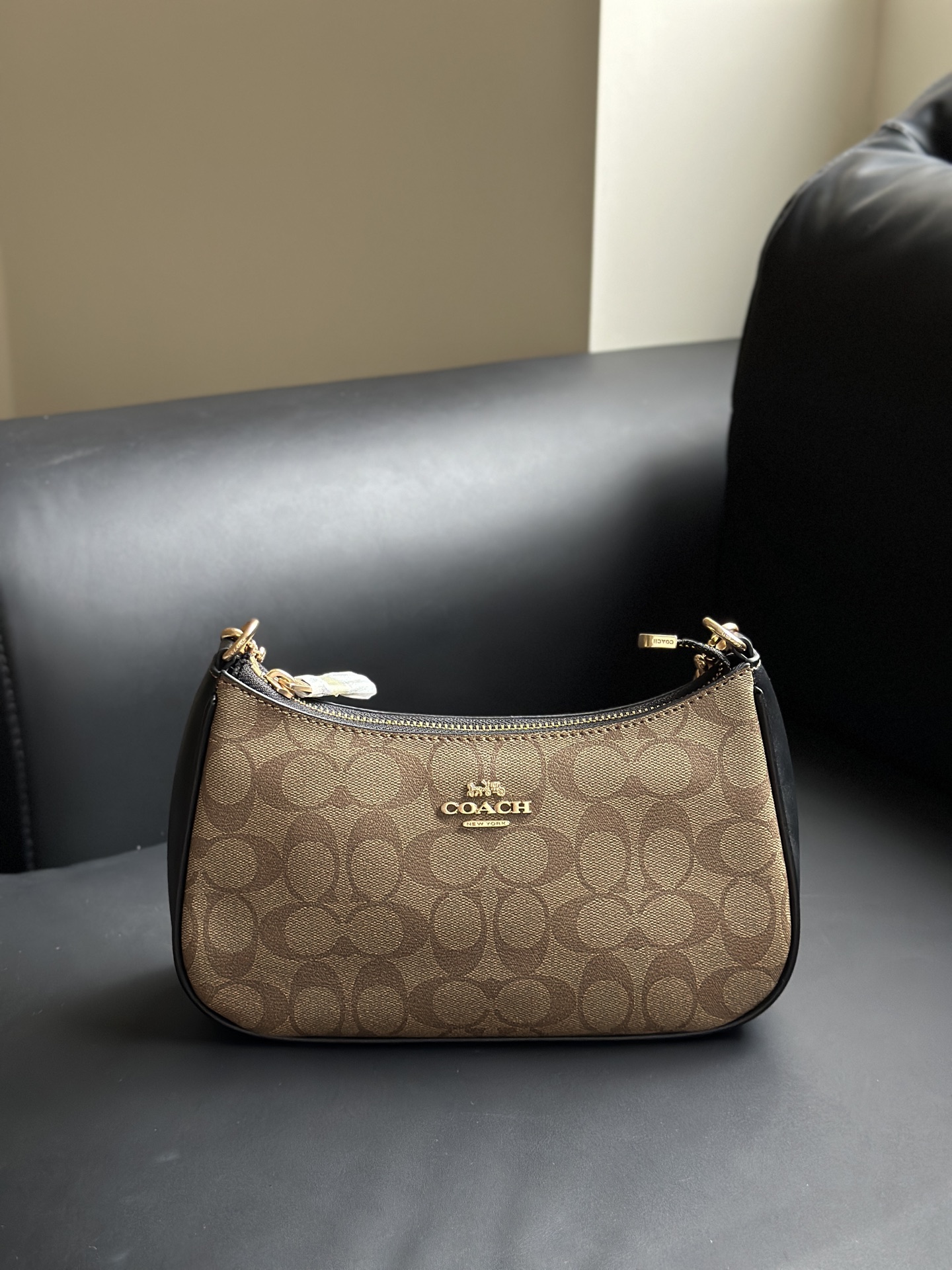 カジュアルスタイルのカーキ＆ブラックミックスパンツ