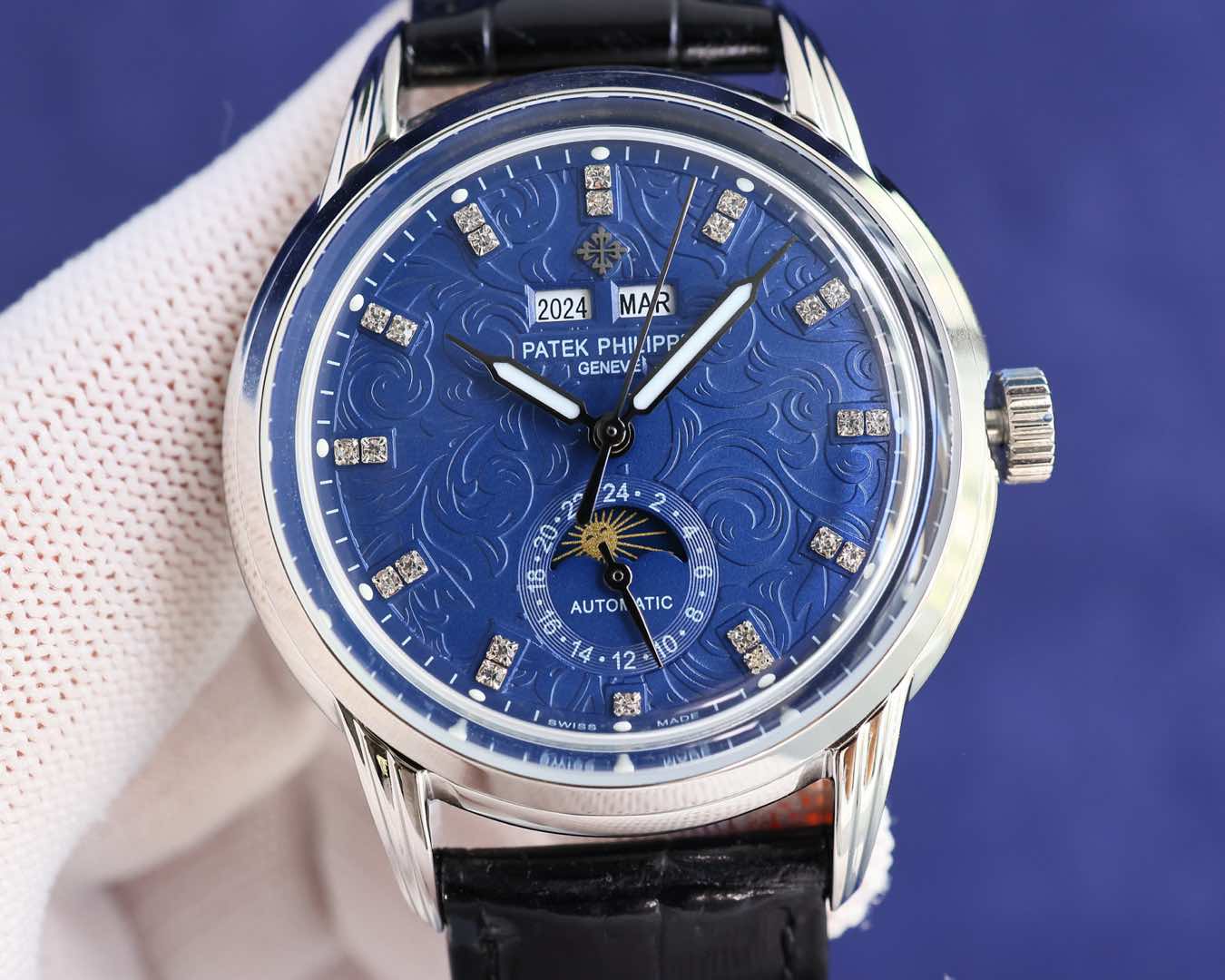 NO:602023,Patek Philippe super complex function timepiece, perpetual calendar watch, 40 mm in diameter, one-piece stamped double-layered stainless steel case, pot lid-shaped glass for a more three-dimensional effect. The hour and minute hands are based on the Patton design, with a long pointed tip. This characteristic shape echoes the hands of the Ref. 1463 chronograph of the era. It is equipped with an imitation 324 S Q automatic winding movement, which is 324  A hardcover version of the legendary self-winding movement. The bridges of the movement plywood are chamfered and the edges are carefully polished. The main plywood is decorated with fish scales and the plywood is decorated with Côtes de Genève. The surface of the plywood is gold-plated and engraving. The screw grooves are polished and chamfered. Even the drilled holes are polished. The classic atmosphere is unique, patek philippe19860909百达翡丽超级复杂功能时计,万年历腕表,直径40毫米,一体冲压成型的双层式精钢表壳,锅盖型玻璃更有立体感.时分指针以巴顿式设计为基础,配以尖长的针尖,这特色造型是呼应了 年代 Ref. 1463 计时码表的指针.内里搭置了仿324 S Q 自动上链机芯,是 324 自动上条传奇机芯的精装版本.机芯夹板桥经倒角,边缘作细意打磨,主夹板饰以鱼鳞纹,而夹板则缀以日内瓦波纹,夹板表面有包金雕刻,螺丝凹槽经打磨和倒角,连钻孔亦同样经打磨处理.经典气息独具匠心,,patek philippe,Watch