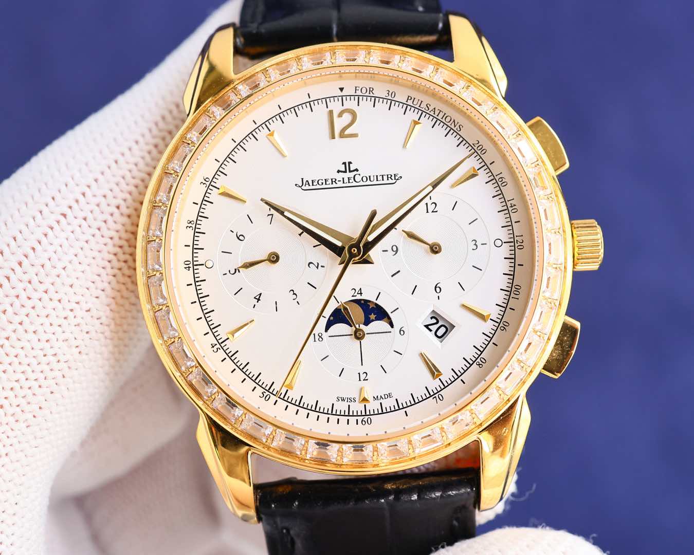 NO:602015,Jaeger-lecoultre (Jaeger-LeCoultre) launched the Jaeger-LeCoultre 1538420 series of watches. The Factory hired watchmakers to pass countless tests for two years, during which hundreds of movements were damaged. From the day of the week, the moon phase, to the calendar, and the month, the genuine watchmaking characteristics were restored one by one, showing its timeless charm in a slightly different way!  Launching a new product, the Jaeger-LeCoultre Calendar Master 1538420 series, 42mm makes the wrist more comfortable. The small dial at 9 o'clock displays the day of the week, and the small dial at 3 o'clock displays the month. The sub-dial at 6 o'clock can read the 24-hour moon phase display, and the clock is displayed at the edge!  The front and back of the watch are made of sapphire crystal glass, the belt is made of imported Italian cowhide, the buckle is an original folding buckle made of the same material as the watch case, and the movement is equipped with an imported multi-function automatic winding movement, which can restore the authenticity to the maximum energy!  Watch factory gives you low prices!  Buy 95% authentic products!  No words can be said to be worth the word 'like'. As long as you like it, it's worth it!  ,,jaeger-lecoultre,cowhide19860909Jaeger-lecoultre(积家) 推出 积家大师1538420系列腕表,Factory 聘请制表师傅通过两年无数次测试,期间损坏机芯上百个,从星期,月相,到日历,月份,一一还原正品制表特质,以稍作不同的方式展现其隽永魅力！ 推出新品 积家日历大师1538420系列,42mm让手腕更舒适,腕表9点位置小表盘显示星期、3点位置小表盘显示月份,腕表在6点钟位置的副表盘可读取月相24小时显示,边缘位置则显示时钟！腕表前后均采用蓝宝石水晶玻璃,皮带采用进口意大利牛皮,表扣则与表壳同材质的原装折叠扣,机芯则搭载进口多功能自动上链机芯,最大能量度还原正品！ 腕表工厂让你以低的价格！买到百分之95的正品！千言万语都抵不过“喜欢”二字,只要喜欢,那就是值得！,,jaeger-lecoultre,cowhide,Watch