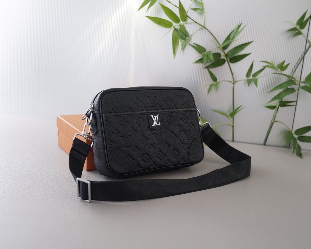 Louis Vuitton Crossbody & Shoulder Bags Cowhide Fetal