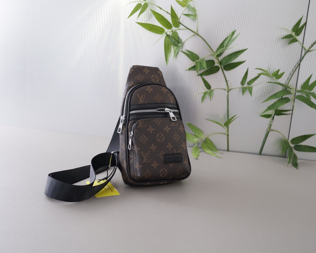 Louis Vuitton Belt Bags & Fanny Packs Cowhide