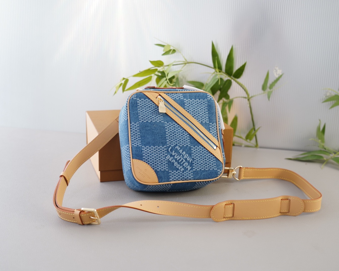 Online Sale
 Louis Vuitton Crossbody & Shoulder Bags