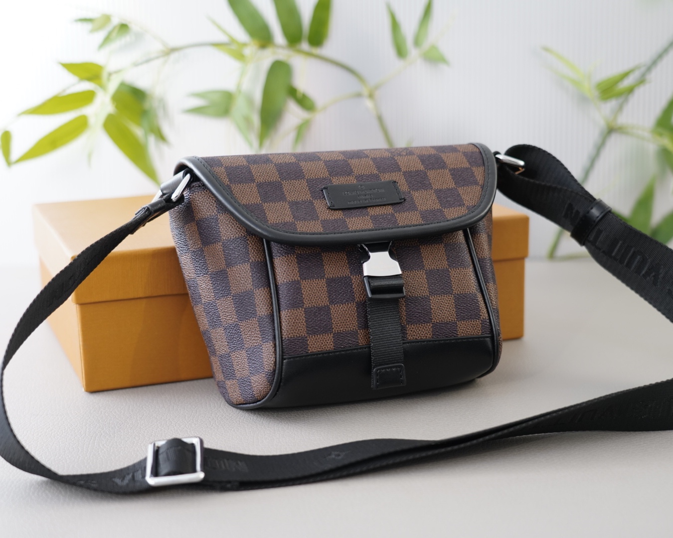 P110 🇫🇷 Web ufficiale di Louis Vuitton Ufficiale versione Sincrona High of the Messenger Backpack è Eternal Iconic Products, puro Original Single Top Hardware Production Non -Market Versi [Specifica: 22x16x8]