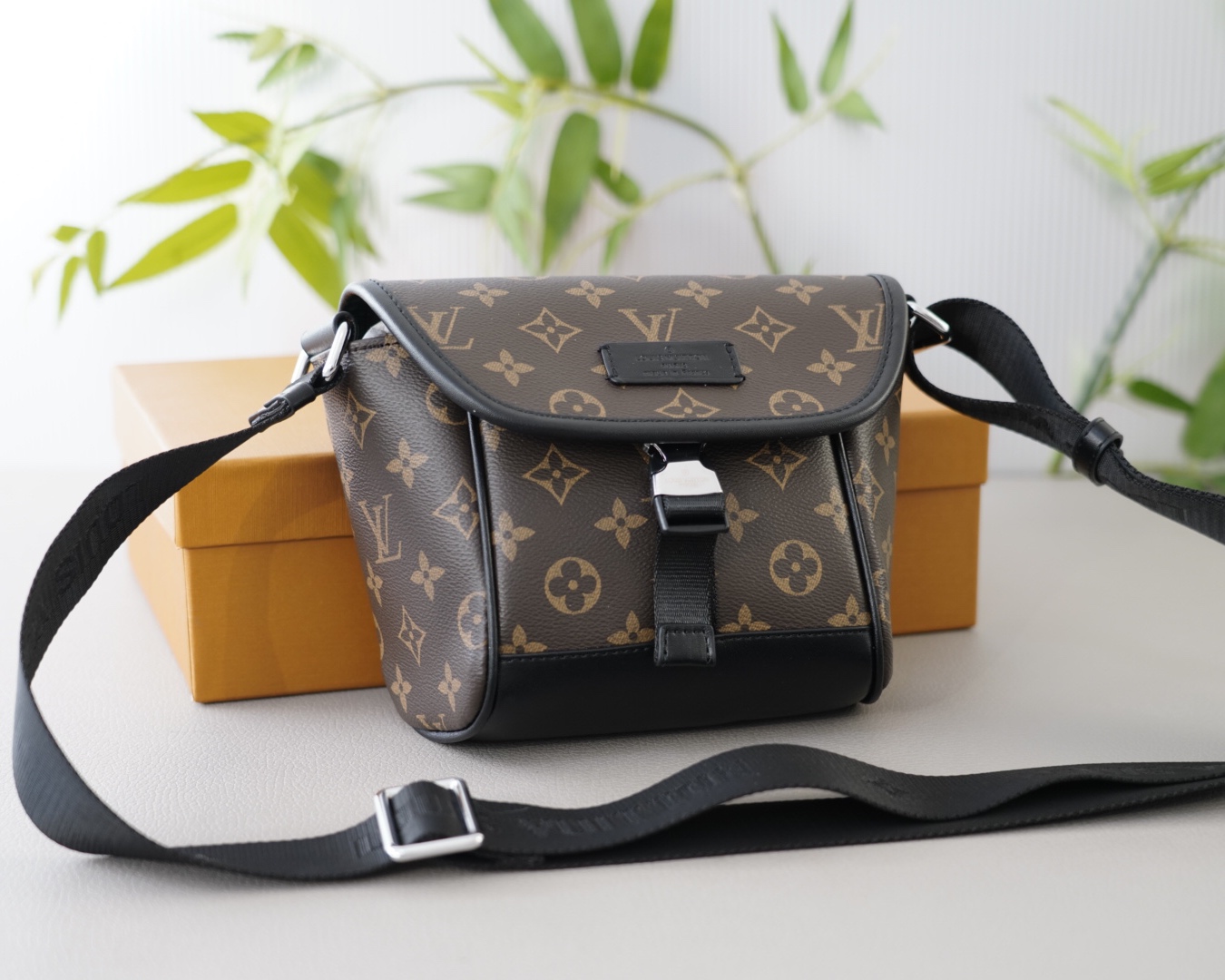 P110 🇫🇷 Web ufficiale di Louis Vuitton Versione Sincrono High dello zaino per spalla Messenger Eternal Product Eternal Product Pure Original Original Single Top Hardware Production Non -Market Version Ordinary dello stile preferito di quest’anno è molto pratico. 22x16x8]