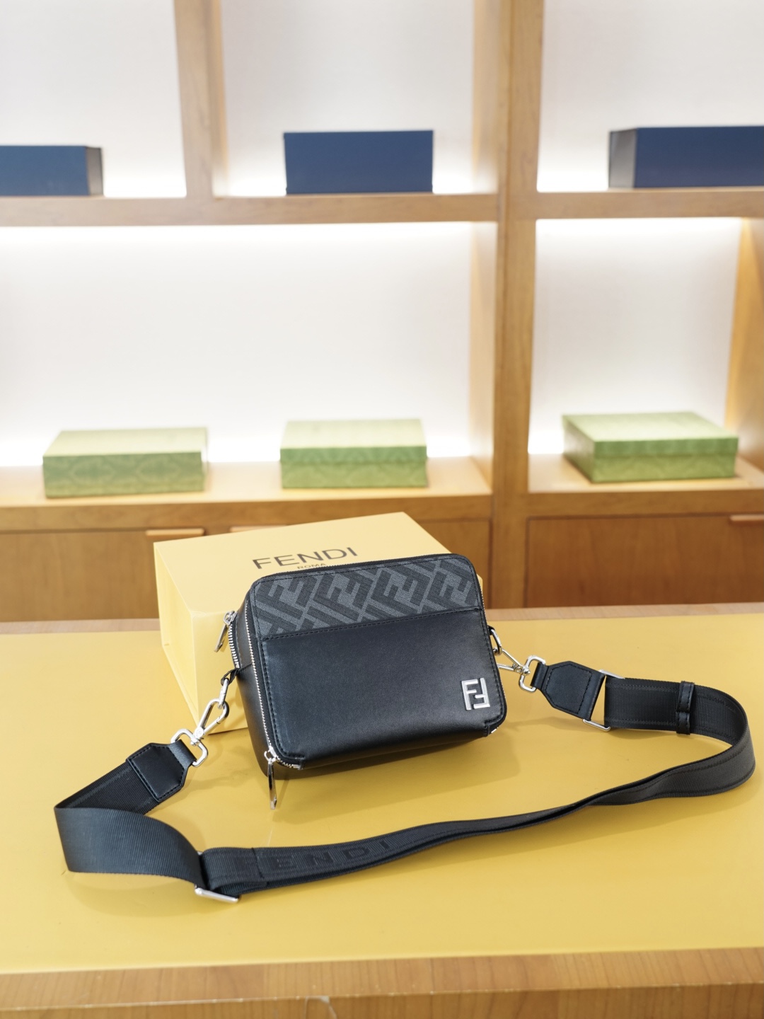 🇮🇹 FENDI 芬迪 官网同步 高版本 斜挎单肩背包 永恒不过时的标志性产品 纯原单小牛皮 顶级五金制作 非市面普通版本 贸易公司订单货 全部实拍 实用性非常高 完全不用担心穿搭 配全套包装折叠盒 【规格:18x14x7】