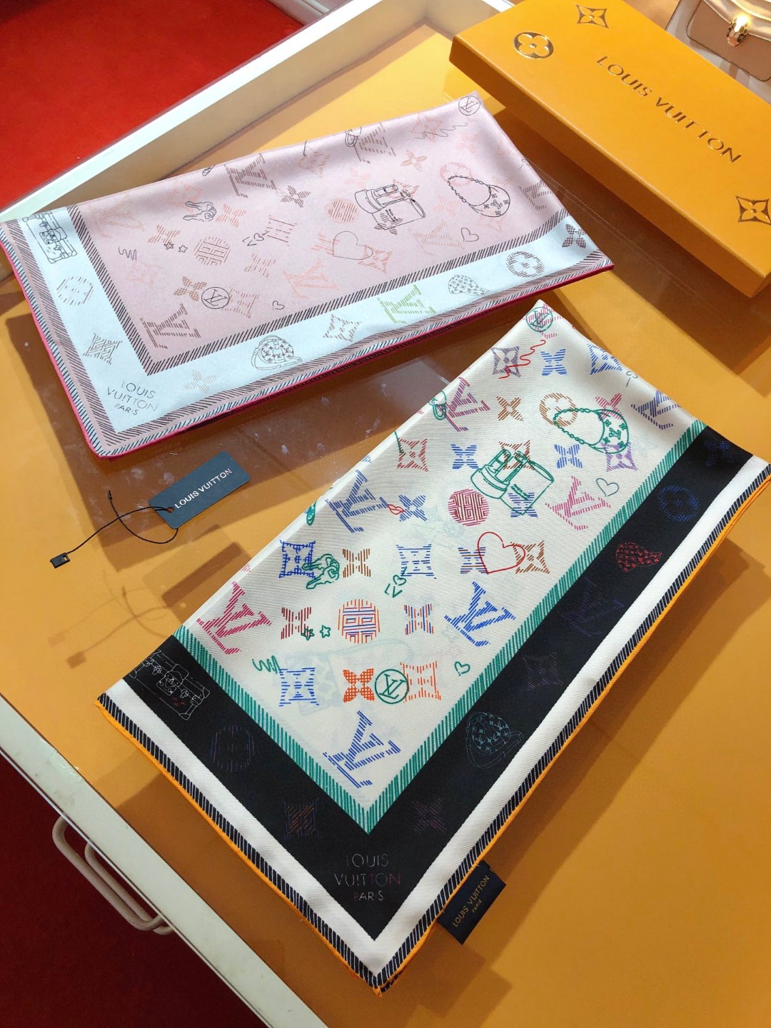 NO:169141,SLV2335 original single Lv [WISHLIST] square scarf 90cm version, square scarf has become the exhibition space for Louis Vuitton's classic creations. It uses silk screen printing to depict brand handbags, hard boxes and accessories patterns, which contrast with the Monogram background. Mulberry silk is matched with hand-curled edges. Twill silk material is purely hand-curled edges, which are light and luxurious. The new high-end heavy twill silk counter model [Ingredient size 90X90cm Twill silk], high-end scarf, louis vuitton, louis vuitton, real silk19860909SLV2335原单Lv【WISHLIST】方巾90cm版,方巾成为路易威登经典创作的展览空间,以丝印工艺描绘品牌手袋、硬箱和配饰图案,与 Monogram 背景互为映衬.桑蚕丝搭配手工卷边.斜纹真丝材质纯手工卷边,轻奢感十足既衬肤色又百搭 高端重磅斜纹真丝专柜新款【成分尺寸90X90cm 斜纹真丝】,高版本围巾,louis vuitton,louis vuitton,real silk,scarf