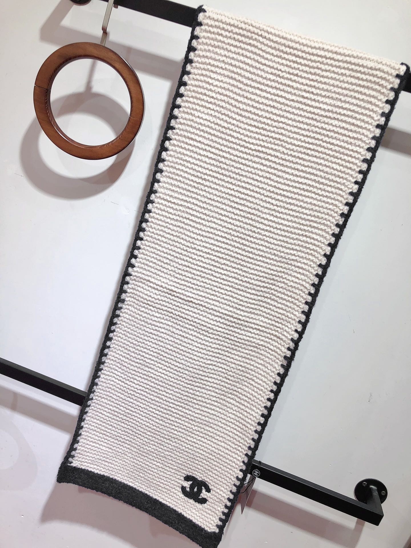 Chanel Schal Umschlagtuch Grau Unisex Stricken Wolle