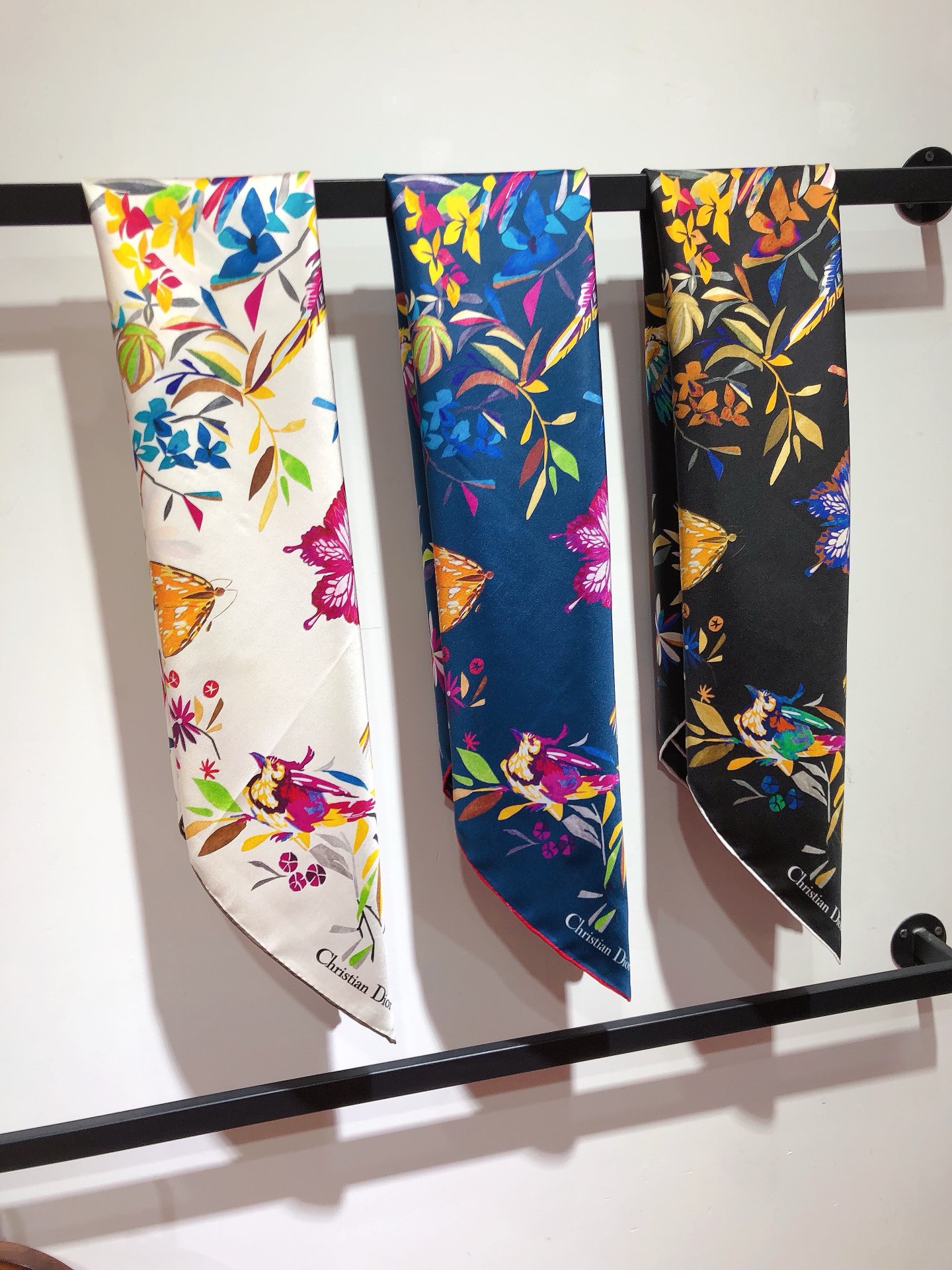 NO:172341,SDO2412 original single Dior Fantastica print 90cm silk square scarf, this square scarf has a modern interpretation of classic patterns with multi-color Fantastica Juyi prints, showing the gorgeous jungle in pop colors, highlighting vivid images such as parrots, monkeys and butterflies. It is carefully crafted with mulberry silk twill fabric, decorated with contrasting hand-curled edges, embellished with Christian Dior logo to enhance the style. It can be tied to the neck or used as a headscarf to create a modern and fashionable overall shape. Top twill silk material creates a baby's skin feel, the industry's most accurate printing process, full colors and rich thickness available in all seasons, super practical  Pure hand-made curled edges [lip] [lip] [specimension 90x90cm.twill silk], high-version scarf, dior, dior, real silk19860909SDO2412原单迪奥Fantastica印花 90cm真丝方巾,这款方巾以多色 Fantastica 茹伊印花图案,对经典图案进行了现代诠释,以波普色彩展现绚烂斑斓的丛林,突显鹦鹉、猴子和蝴蝶等生动形象.采用桑蚕丝斜纹面料精心制作,饰以对比鲜明的手工卷边,点缀以 Christian Dior 标志提升格调.可系在颈部或作为头巾使用,打造摩登时尚的整体造型.顶级斜纹真丝材质,打造如婴儿肌肤般的手感, 业内最精确的印花工艺 色彩饱满丰富四季可用的厚度 超实用 纯手工卷边[嘴唇][嘴唇]【规格90x90cm.斜纹真丝】,高版本围巾,dior,dior,real silk,scarf