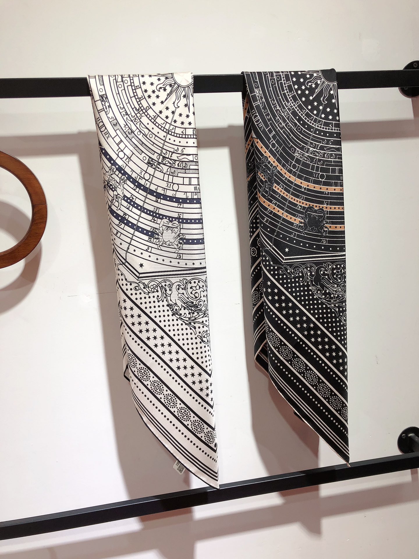 NO:173167,SHMS2415 original single Hermes 90cm silk square scarf uses the cutting-edge twill silk   hand-curled edge craftsmanship, soft and light, easy to wear. There are not many items available all year round, place an order as soon as possible [This model specification 90x90cm twill silk], high-end scarf, hermes, real silk19860909SHMS2415原单爱马仕90cm真丝方巾采用斜纹真丝 手工卷边最前沿的工艺,柔软轻盈,佩戴方便.一年四季均可使用数量不多,趁早下单【本款规格90x90cm 斜纹真丝】,高版本围巾,hermes,real silk,scarf