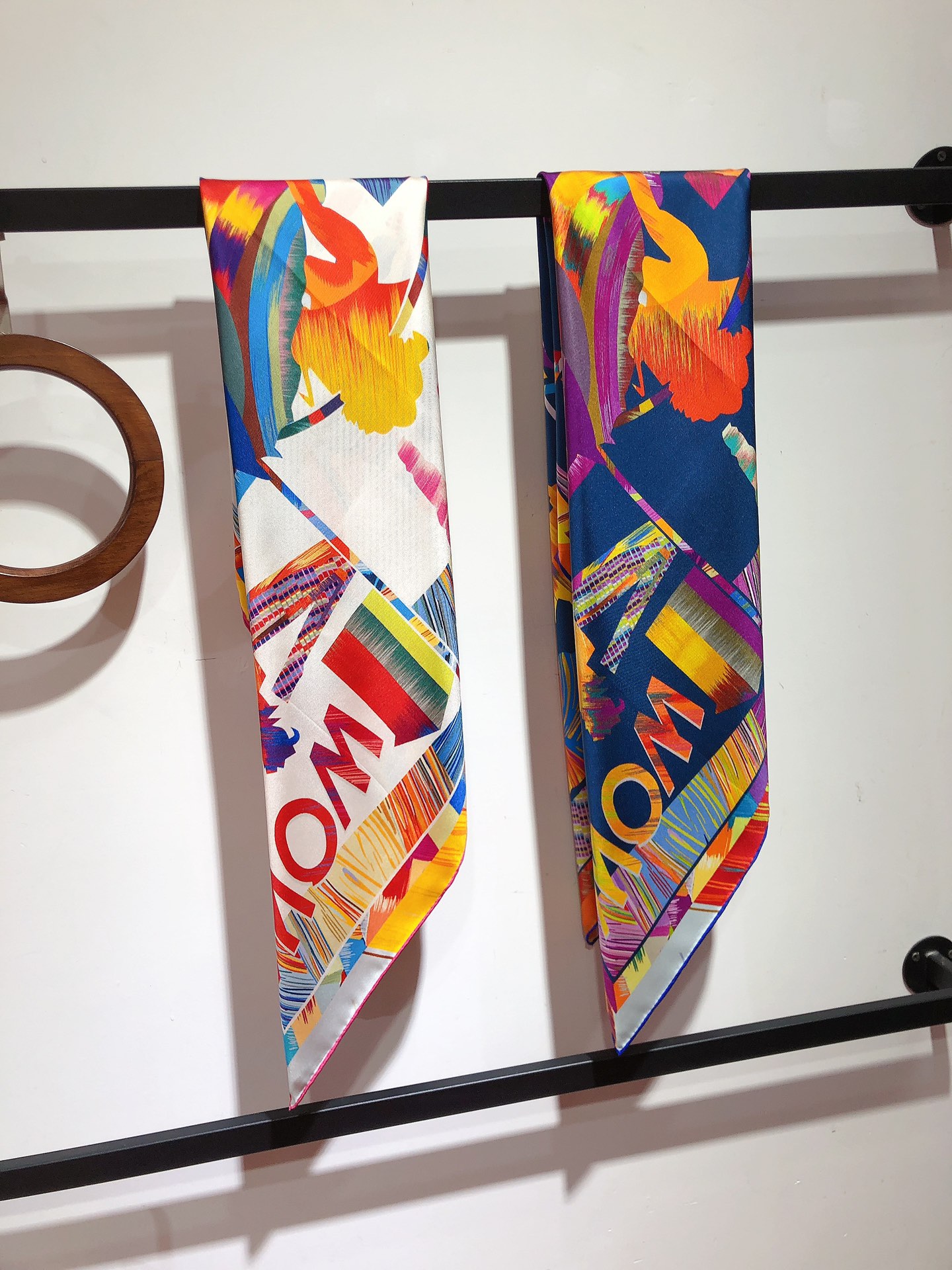 NO:173171,SHMS2416 original single Hermes [WOW] 90cm silk square scarf uses twill silk   hand-curled edge cutting edge craftsmanship, soft and light, easy to wear. There are not many items available all year round, place an order as soon as possible [This model specification 90x90cm twill silk], high-end scarf, hermes, real silk19860909SHMS2416原单爱马仕【WOW】90cm真丝方巾采用斜纹真丝 手工卷边最前沿的工艺,柔软轻盈,佩戴方便.一年四季均可使用数量不多,趁早下单【本款规格90x90cm 斜纹真丝】,高版本围巾,hermes,real silk,scarf