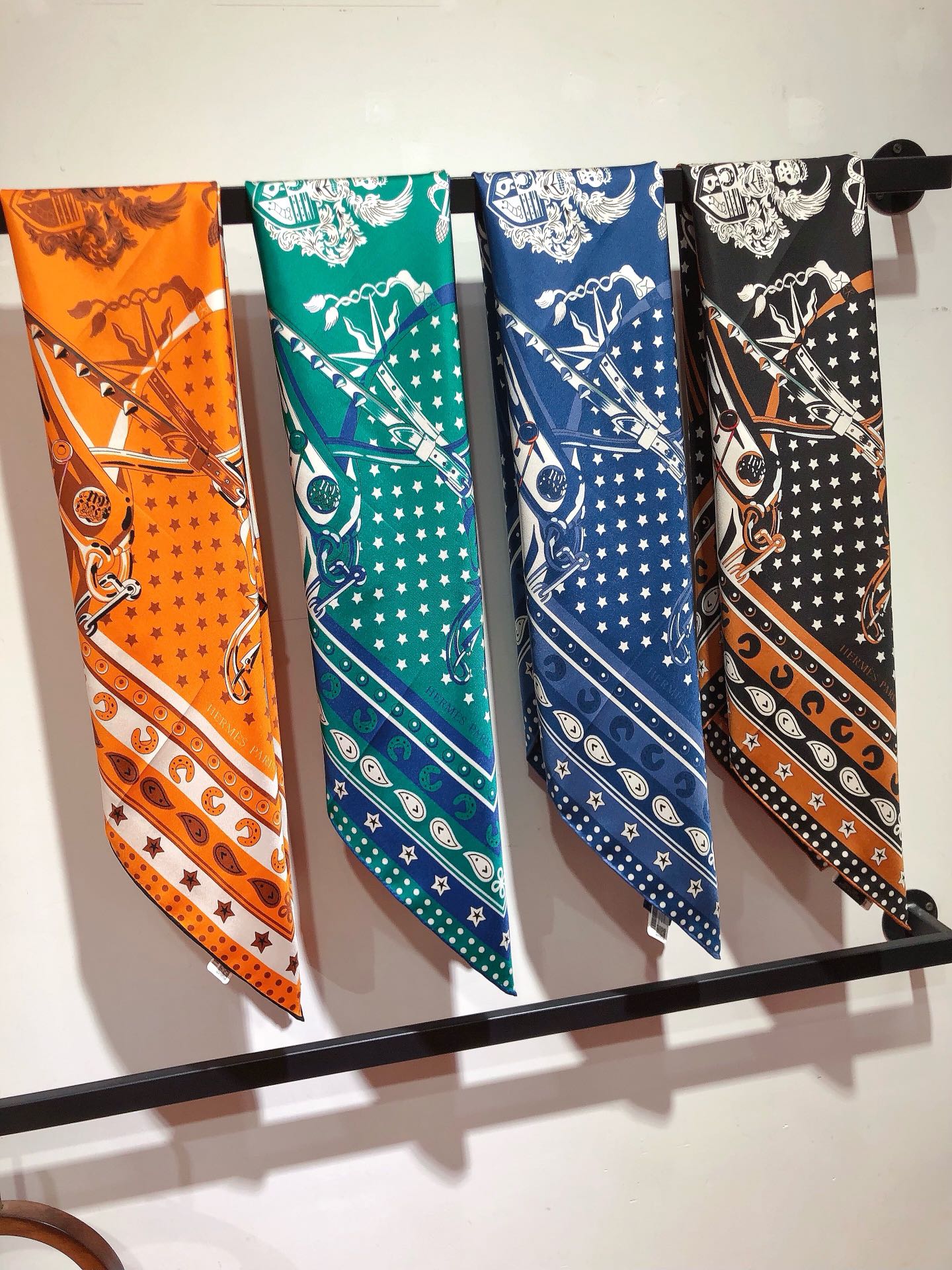 NO:173175,SHMS2417 original single Hermes 90cm silk square scarf uses the cutting-edge twill silk   hand-curled edge craftsmanship, soft and light, easy to wear. There are not many items available all year round, place an order as soon as possible [This model specification 90x90cm twill silk], high-end scarf, hermes, real silk19860909SHMS2417原单爱马仕90cm真丝方巾采用斜纹真丝 手工卷边最前沿的工艺,柔软轻盈,佩戴方便.一年四季均可使用数量不多,趁早下单【本款规格90x90cm 斜纹真丝】,高版本围巾,hermes,real silk,scarf